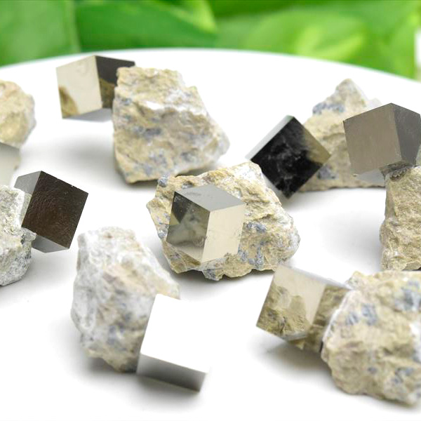 パイライト 結晶 母岩付き キュービックパイライト 原石 種類お任せ