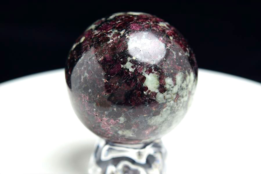 ユーディアライト AA+ 丸玉 (約49.8mm珠) ロシア産 ユージアル石 置物