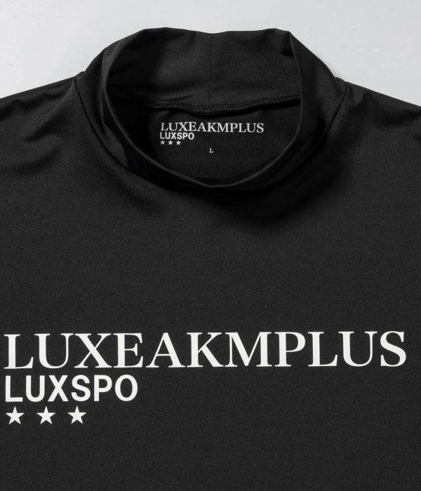 LUXEAKMPLUS 新品 ゴルフ バーチカル ロゴ モックネック Tシャツ LUXEAKMPLUS(リュクスエイケイエムプラス)ゴルフ バーチカルロゴ