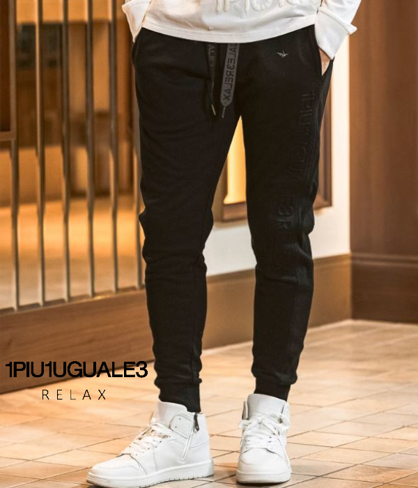 1PIU1UGUALE3 RELAX ウノピゥウノウグァーレトレ リラックス エンボスロゴジョガーパンツ メンズ ジャージ スウェット スリム カジュアル スポーツ | 1PIU1UGUALE3 RELAX