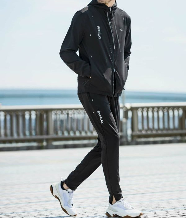 1PIU1UGUALE3 RELAX ウノピゥウノウグァーレトレ リラックス 縦ロゴ