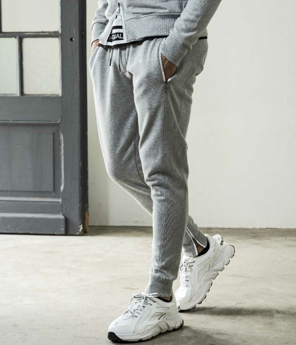 1PIU1UGUALE3 RELAX ウノピゥウノウグァーレトレ リラックス