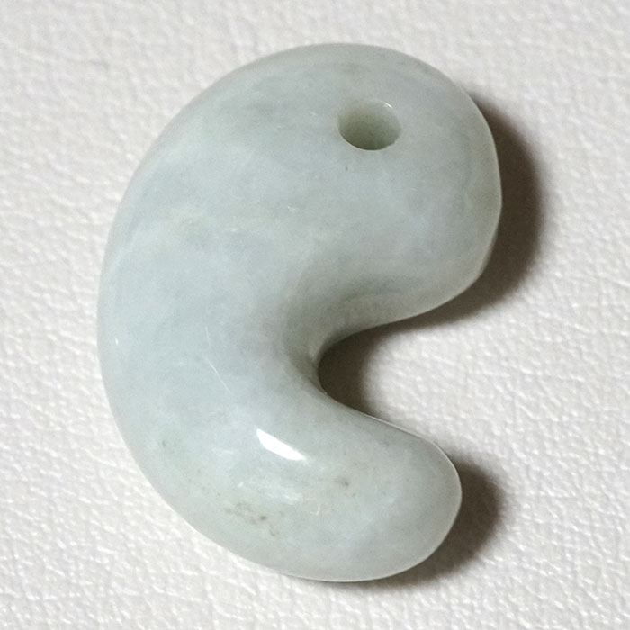 糸魚川翡翠 ヒスイ 30mm 勾玉 証明書付き 天然石 パワーストーン ポーチ付き 国産天然石の画像