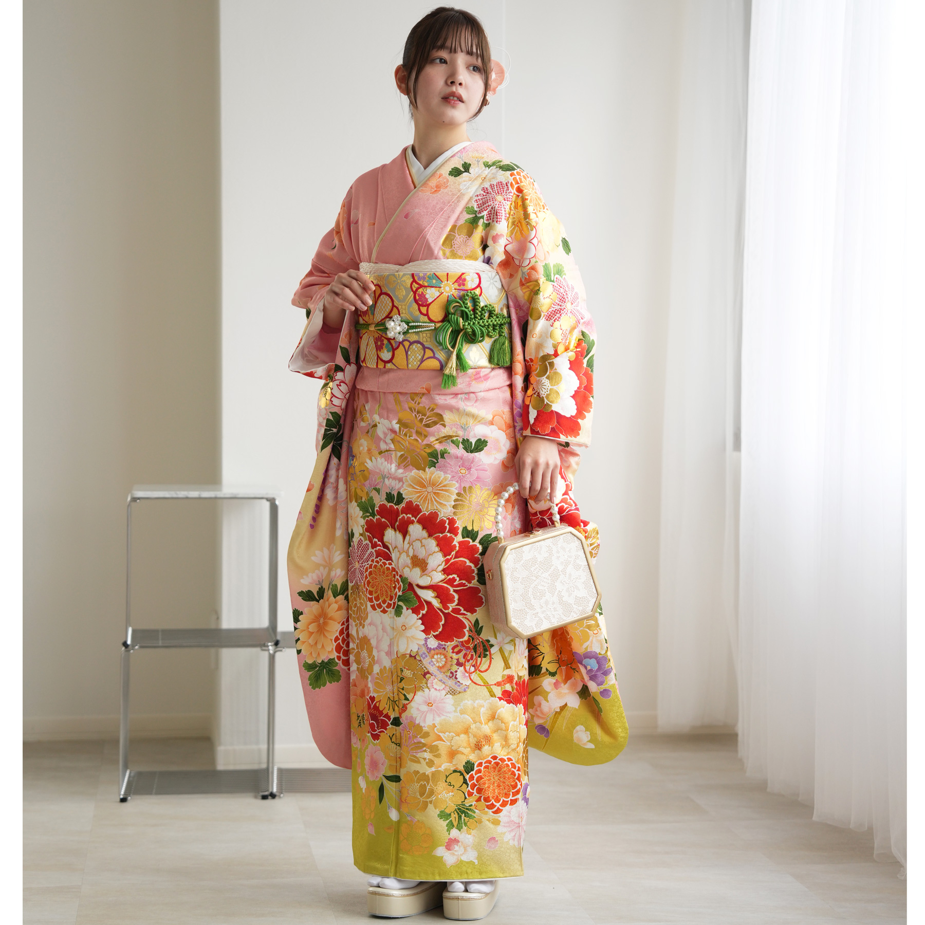 蝶と牡丹が華やか　振袖フルセット　成人式前撮り　長襦袢と半衿はつきません 黒と赤の蝶模様♡振袖フルセット 成人式前撮り 長襦袢ご希望の方