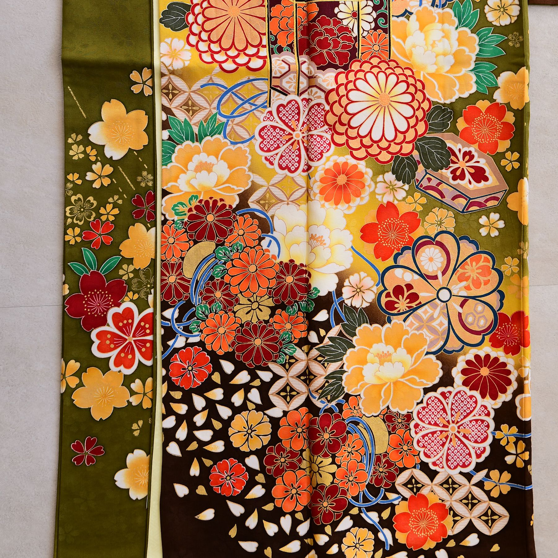 268 振袖フルセット 正絹 流水草花屏風文 オレンジ 緑 黒金彩 駒刺繍