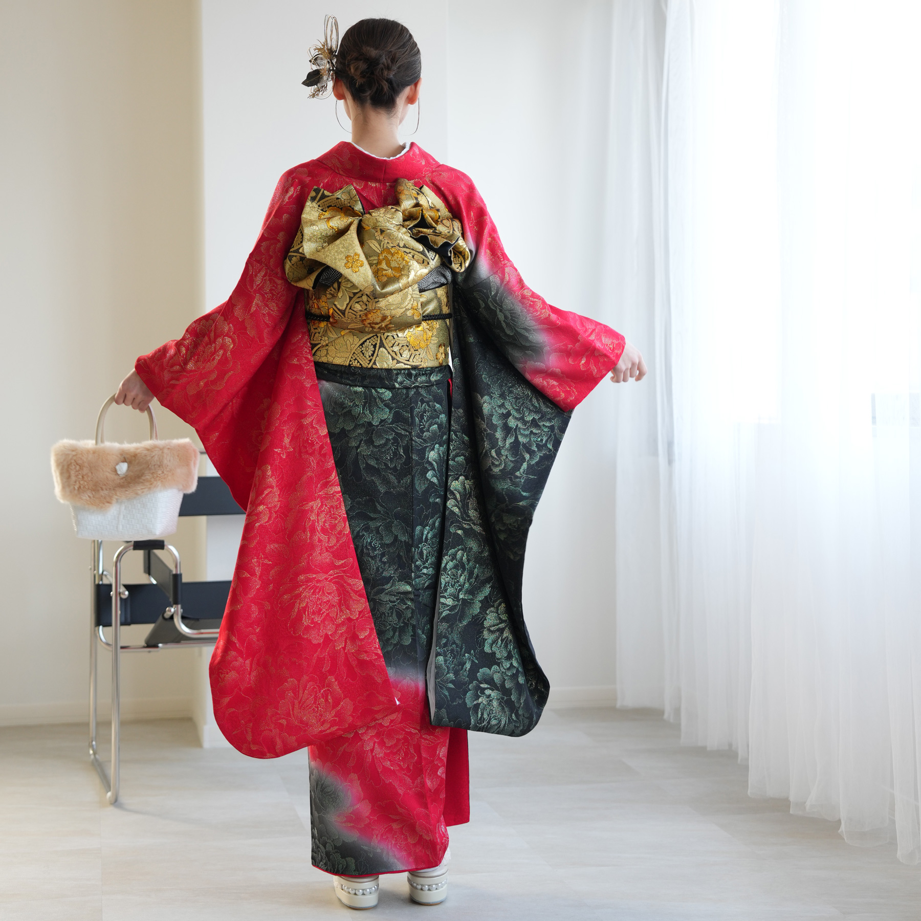 振袖 着物 黒と赤 花柄 絹 振袖 黒と赤の花柄豪華成人式黒振袖