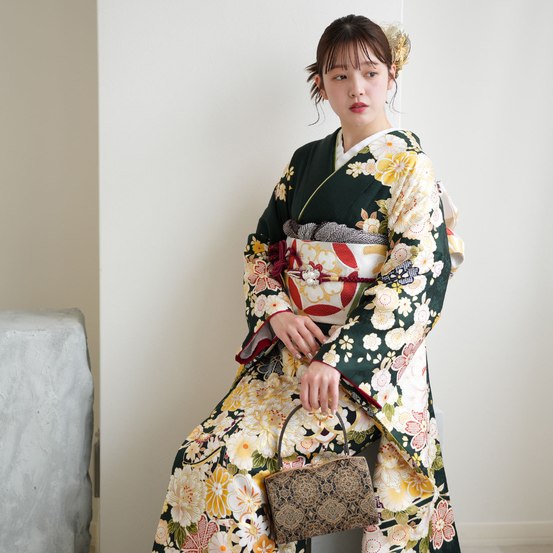 振袖 正絹 緑　黒 古典花柄　裄68.8㎝ 　成人式 中古 C-73 振袖 正絹 緑 黒 古典花柄 裄68.8㎝ 成人式 C-73