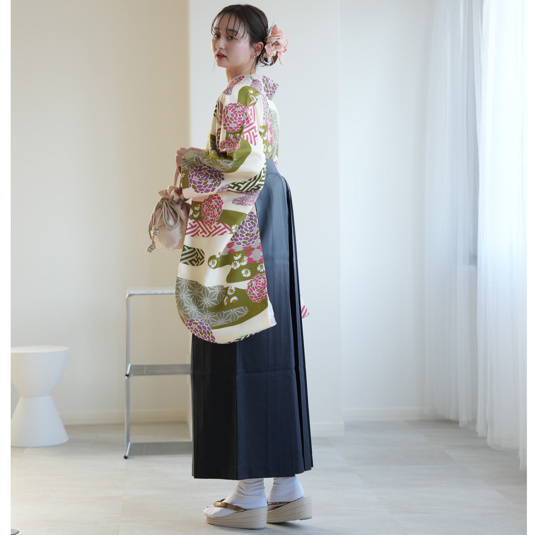 袴 レンタル 卒業式 袴 2尺袖着物 袴 17点セット ひよこ商店 レトロ モダン 袴セット 卒業式 流水 緑系 |  | 04