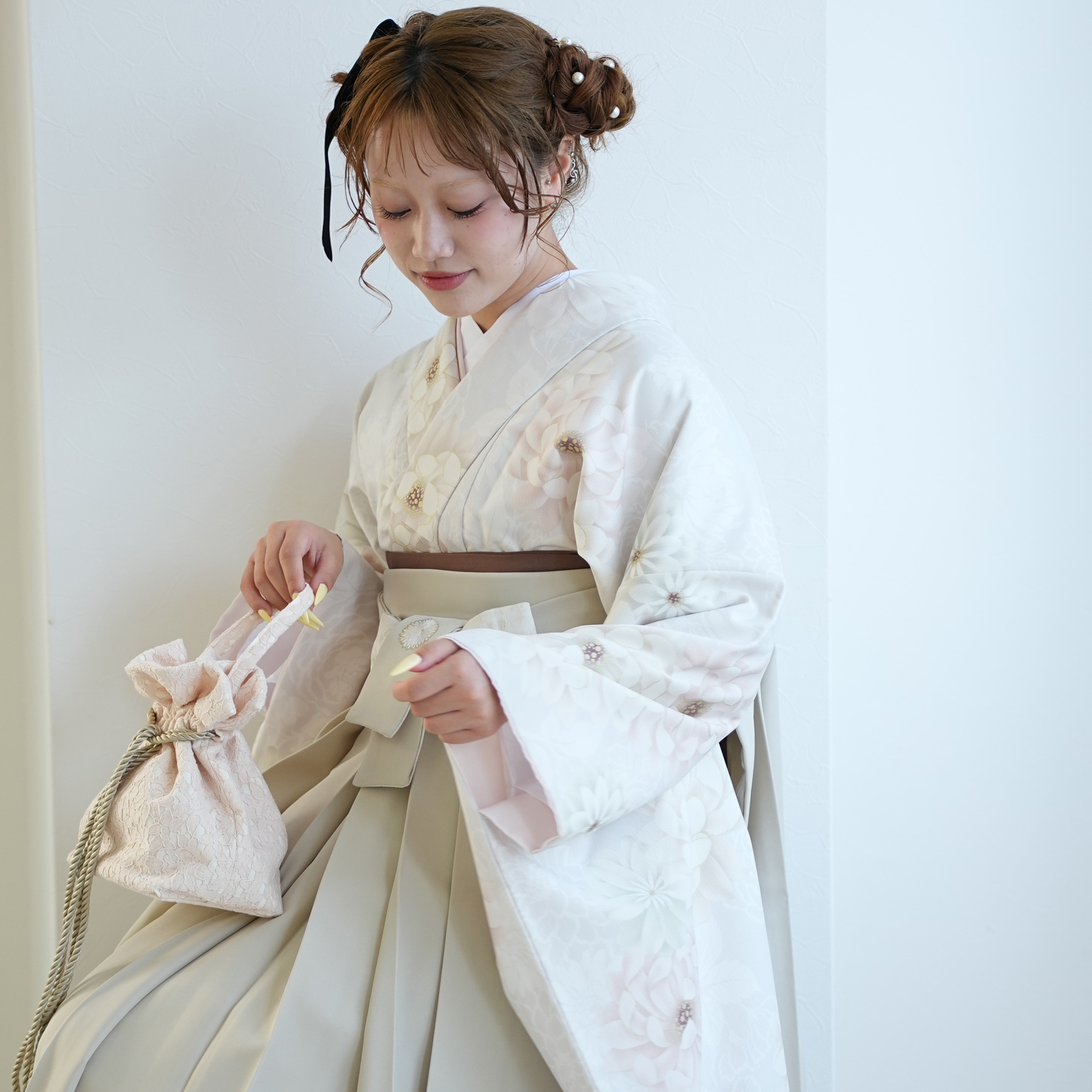 玉城ティナ 紅一点 個性的 袴 人気   卒業式  着物　二尺袖　単品  小振袖 二尺袖袴：玉城ティナ×紅一点G938 淡ベージュ 菊│ 袴レンタル │ 京都