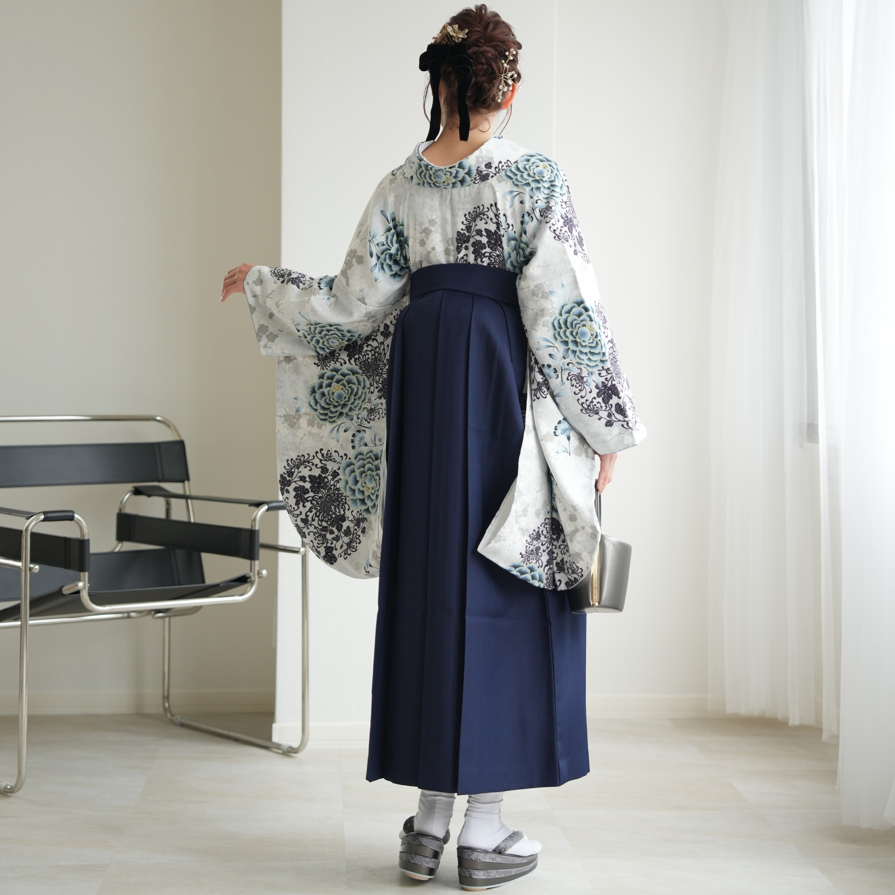 袴 レンタル 卒業式 2尺袖着物 袴 17点セット そしてゆめ レトロ モダン 花 グレー系 淡いグレーに色づく椿 袴 レンタル 卒業式 2尺袖着物 17点セット そしてゆめ レトロ モダン