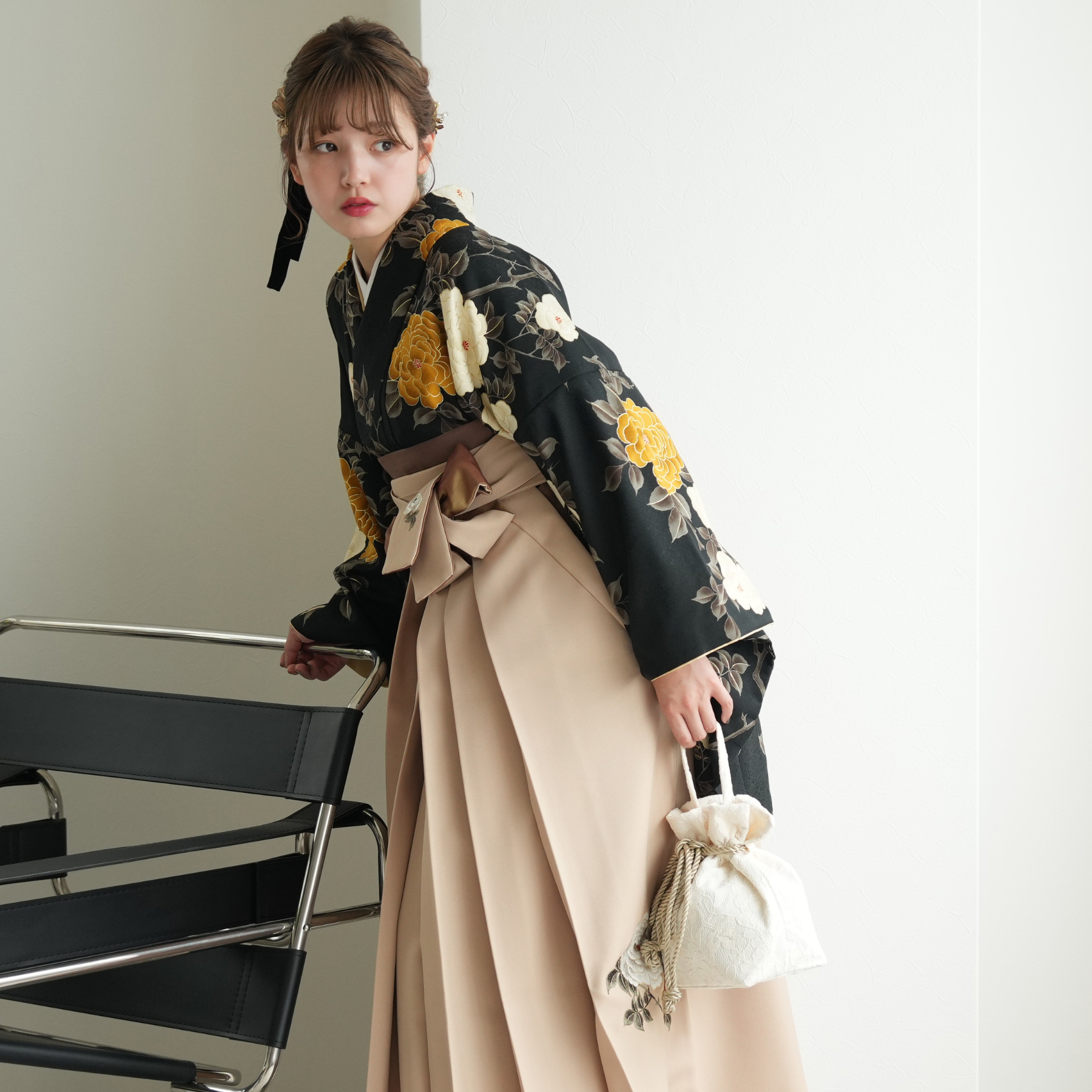 袴 レンタル 卒業式 2尺袖着物 袴 17点セット そしてゆめ レトロ モダン 花 グレー系 淡いグレーに色づく椿 袴 レンタル 卒業式 2尺袖着物 17点セット そしてゆめ レトロ モダン