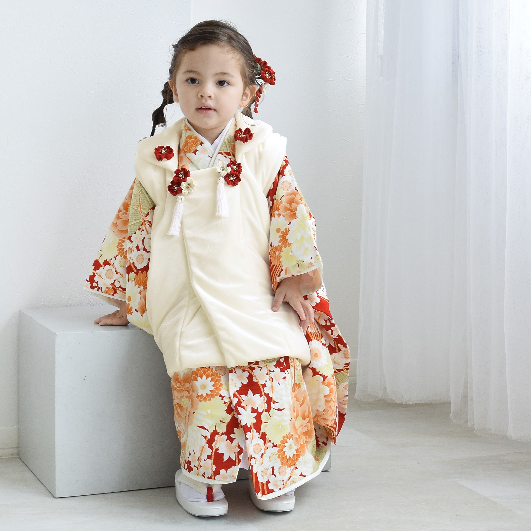 レンタル 七五三 3歳 女の子 華徒然 菊牡丹薬玉・白／赤 日本製 被布