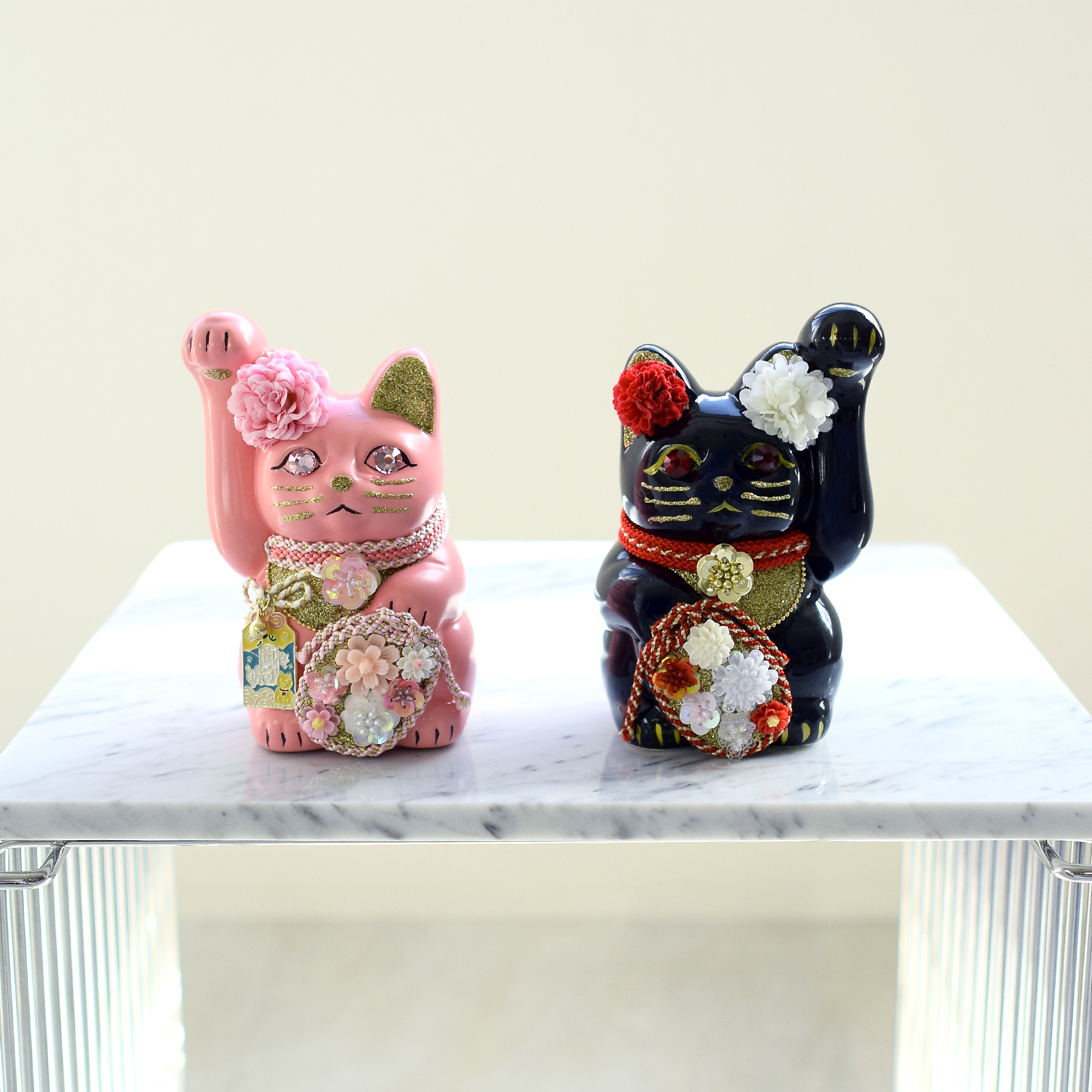 招き猫　縁起物福猫置物飾り物　陶器猫可愛い Amazon.co.jp: ご縁猫 福あつめ(S-SIZE 白 White）左手あげ/陶器