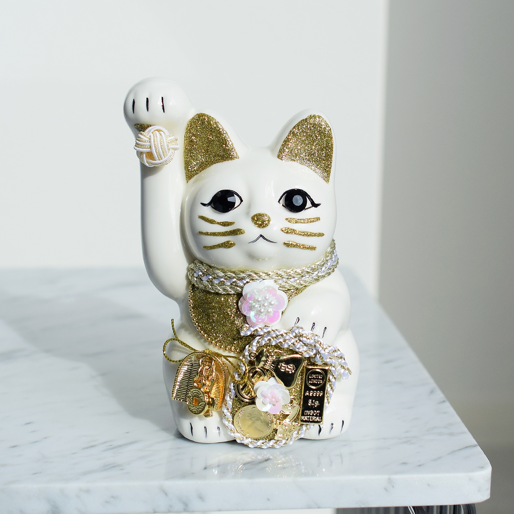 【美品】猫　白猫　眠り猫　骨董　陶器　置物　インテリア　工芸品　美術品A2862 美品】猫 白猫 眠り猫 骨董 陶器 置物 インテリア 工芸品 美術品