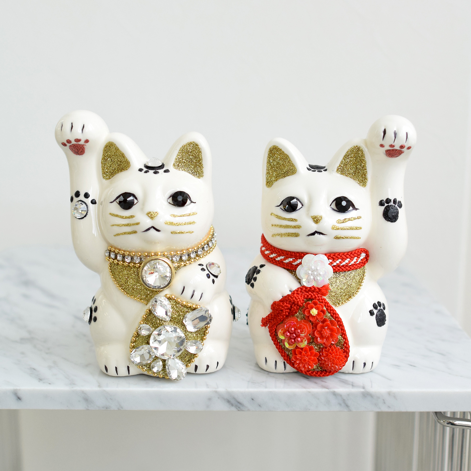 美品】猫 招き猫 染付 花紋 置物 インテリア 工芸品 美術品