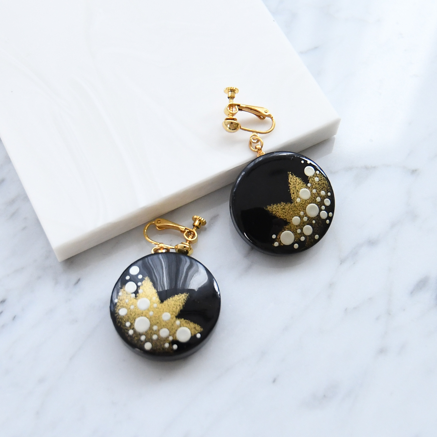 イヤリング 大ぶり 揺れる 日本製 蒔絵イヤリング 紅葉・黒 丸型