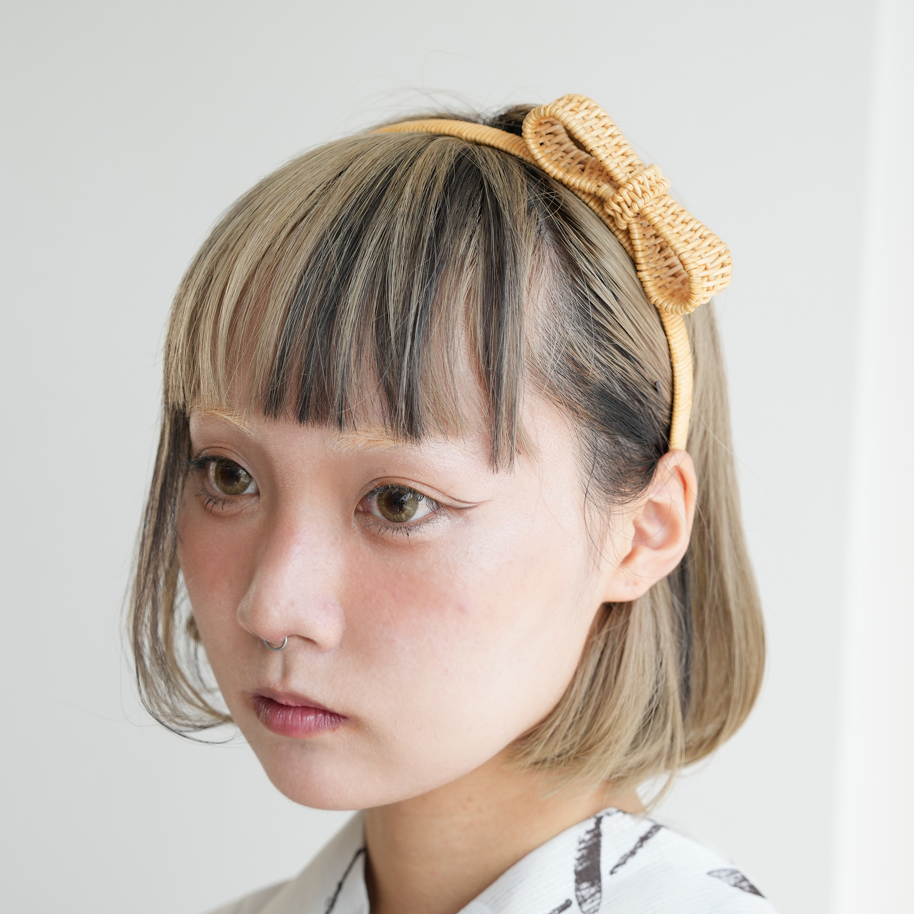 髪飾り　ハンドメイド　新品未使用　カチューシャ お花のカチューシ くすみピンク ホワイト 成人式用髪飾り ウェディング