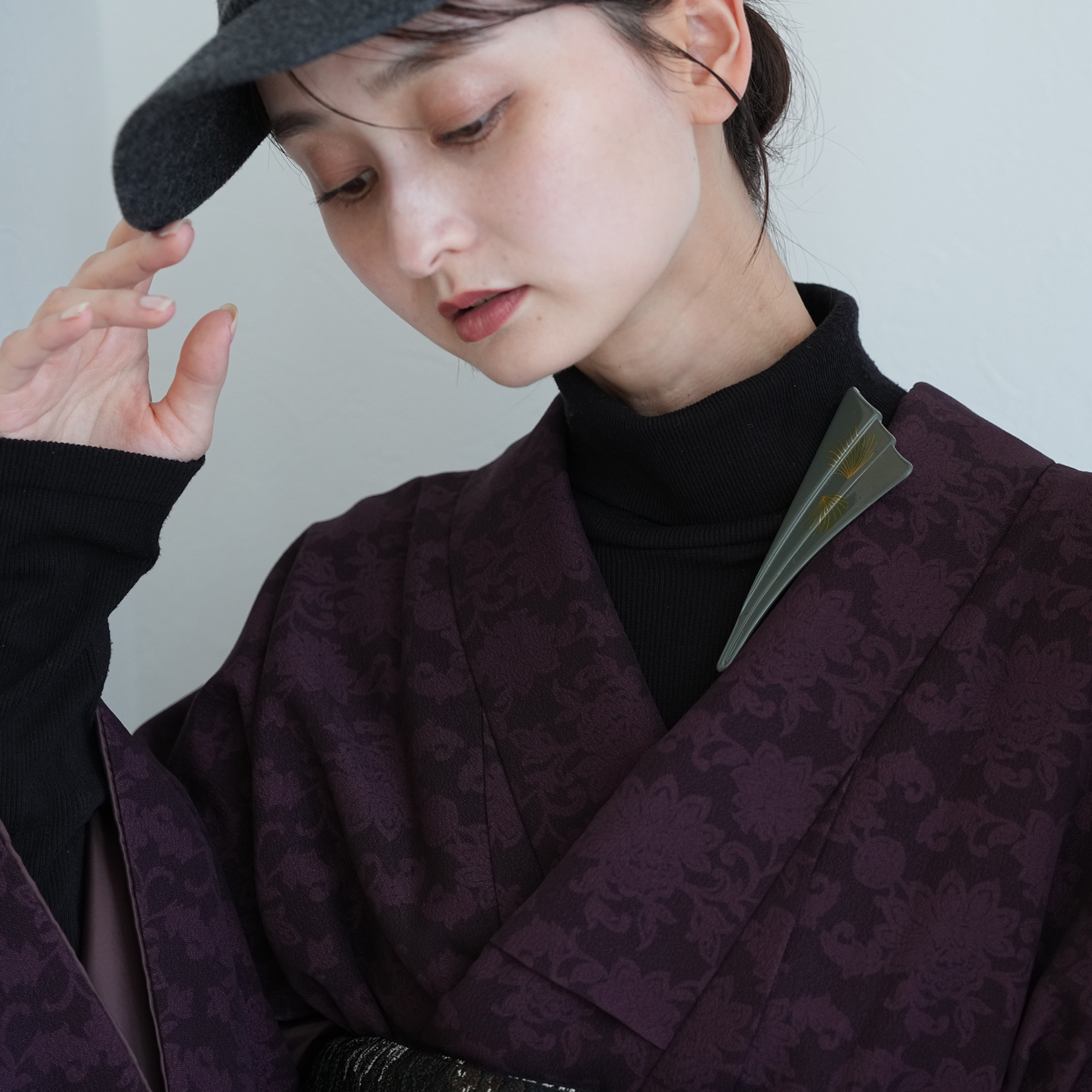 ブローチ おしゃれ 日本製 蒔絵ブローチ 墨扇 金ミニマル アンティーク