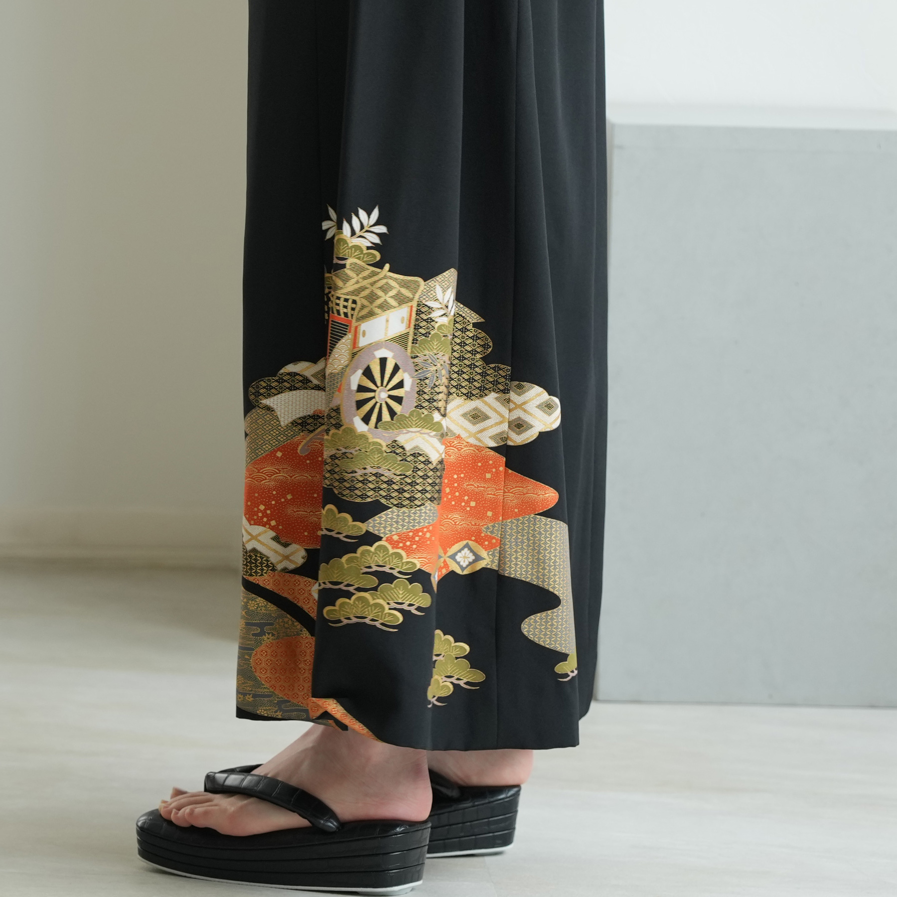 着物リメイク maison utatane｜No.SK01｜残り香の揺らぎ 一点物｜正絹｜日本製 スカート ロング 黒 フリーサイズの画像