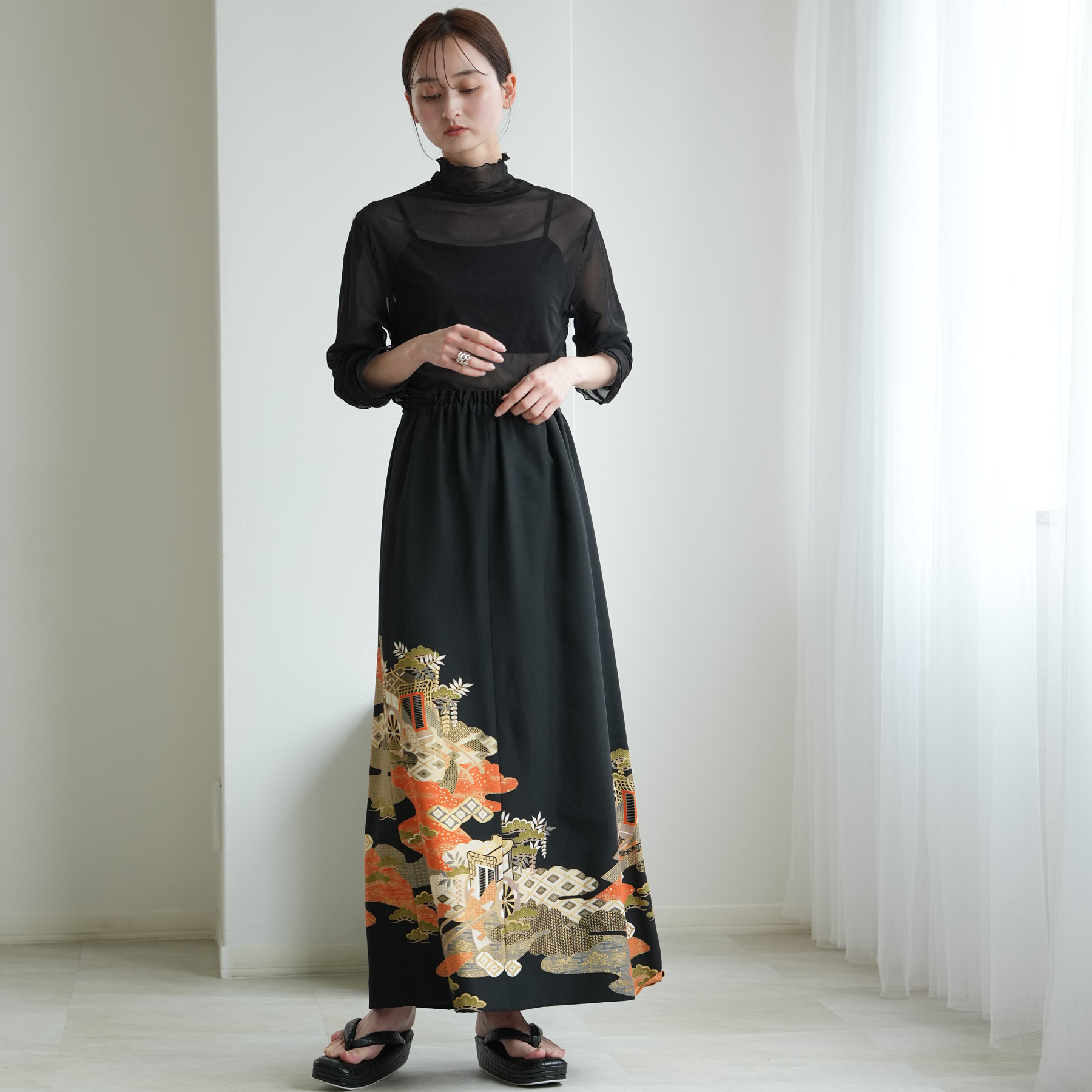 着物リメイク maison utatane｜No.SK01｜残り香の揺らぎ 一点物｜正絹｜日本製 スカート ロング 黒 フリーサイズの画像
