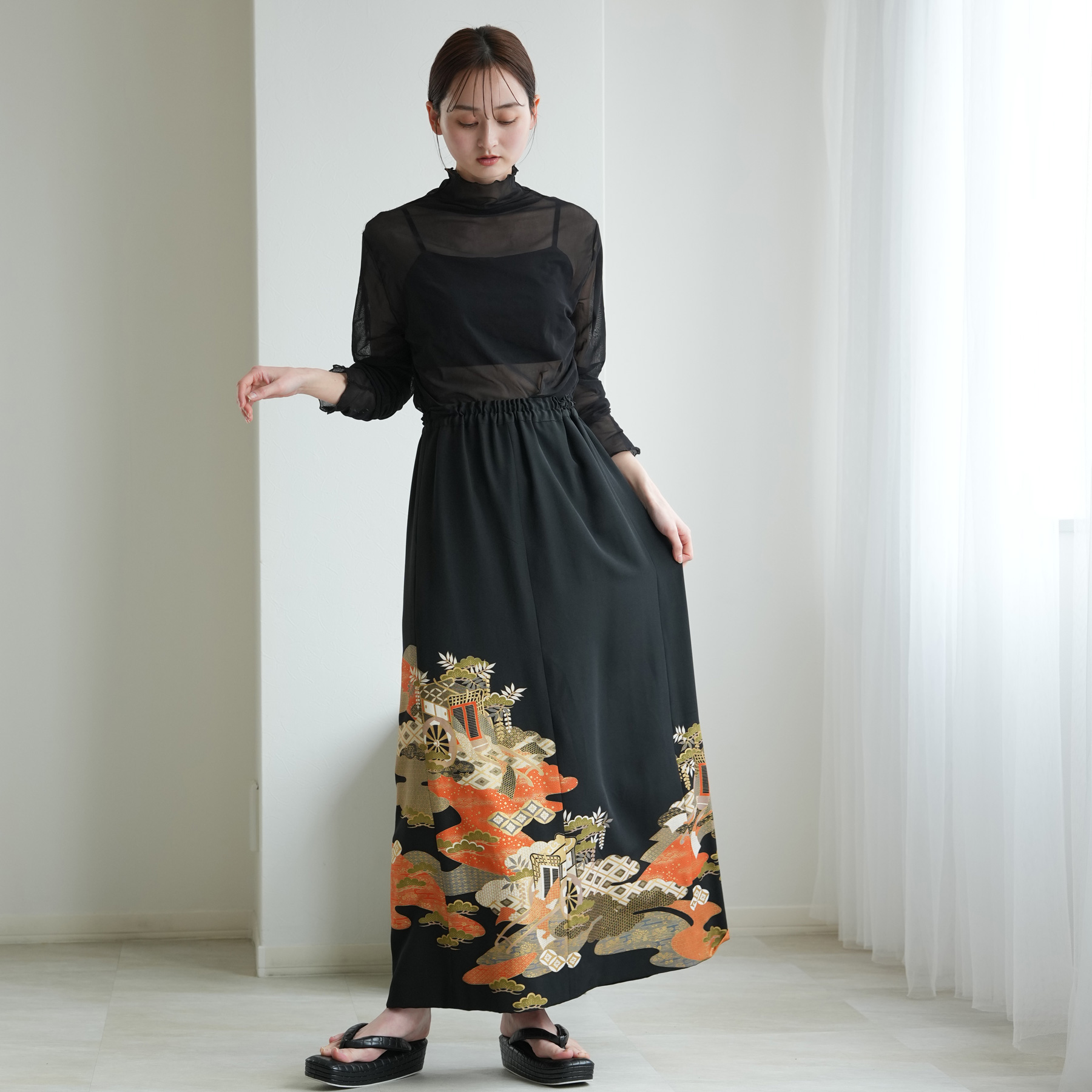 着物リメイク maison utatane｜No.SK01｜残り香の揺らぎ 一点物｜正絹｜日本製 スカート ロング 黒 フリーサイズの画像