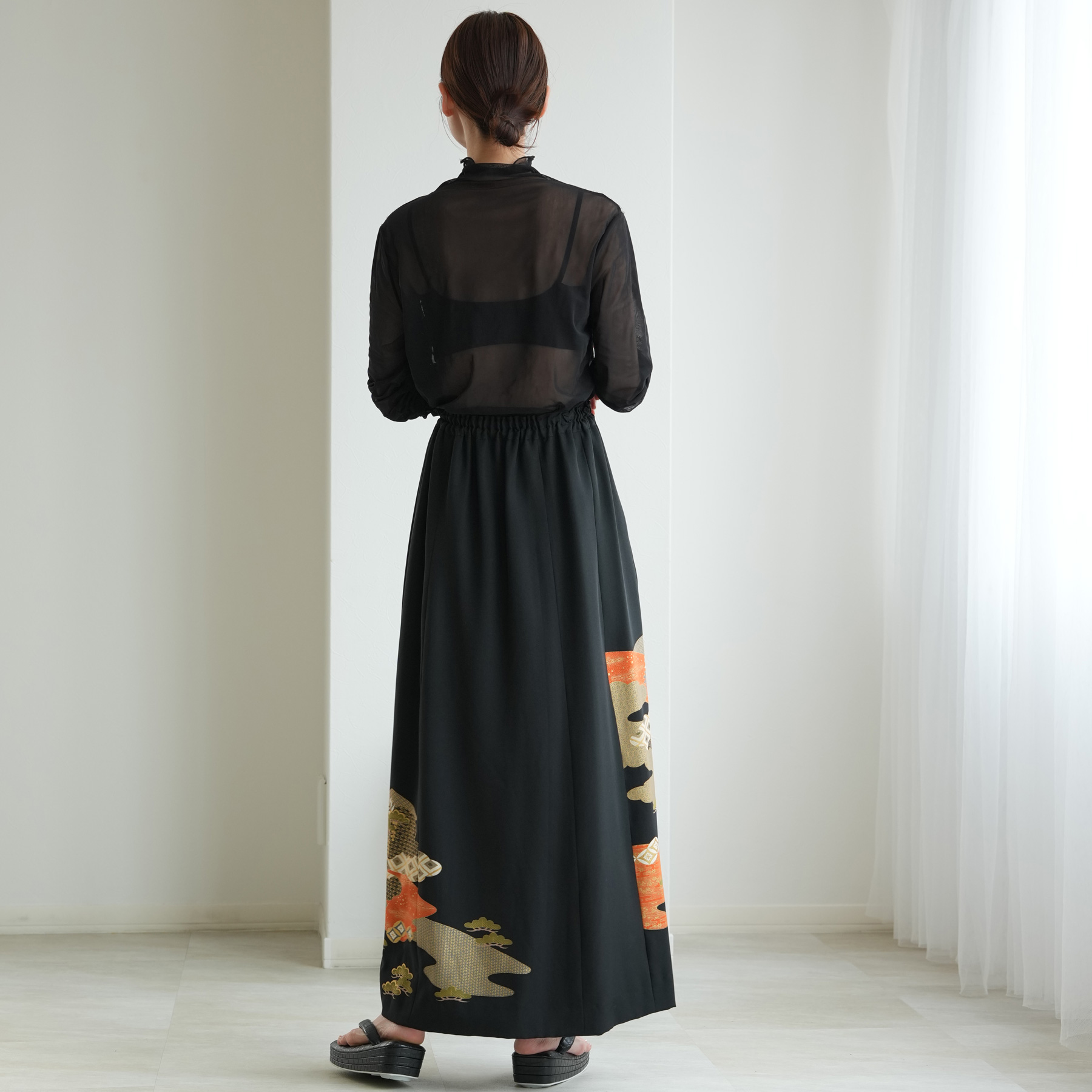 着物リメイク maison utatane｜No.SK01｜残り香の揺らぎ 一点物｜正絹｜日本製 スカート ロング 黒 フリーサイズの画像
