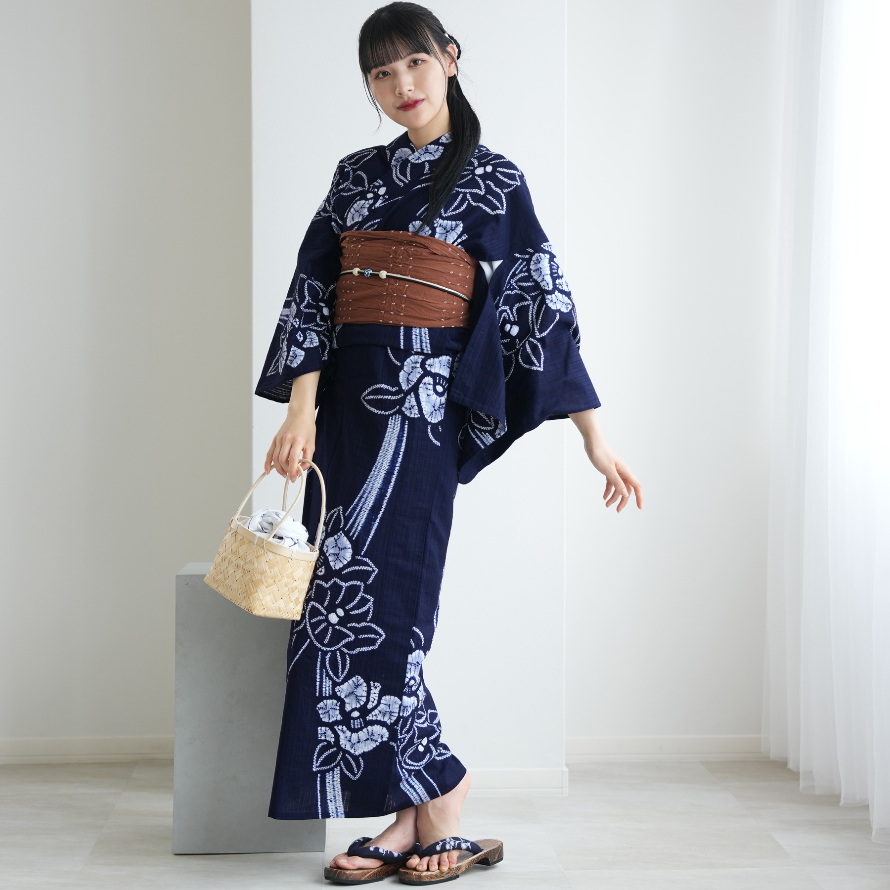 浴衣 レディース セット utatane 有松絞り 浴衣3点セット 名桐商店/ 染色 北條染工/生地 流れる椿 紺 極み フリーサイズ 浴衣セット（ゆかた・帯・下駄）の画像