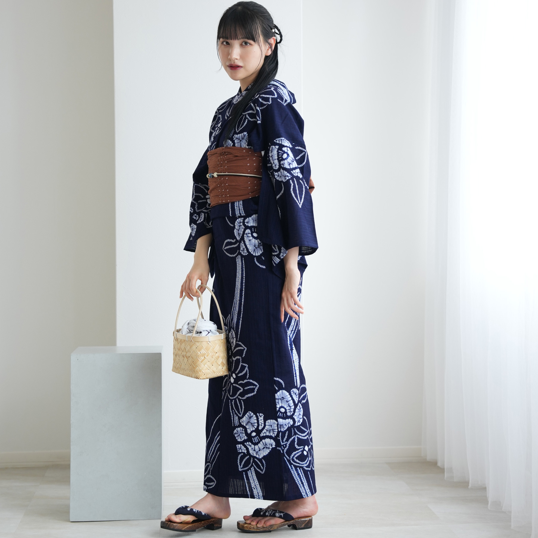 浴衣 レディース セット utatane 有松絞り 浴衣3点セット 名桐商店/ 染色 北條染工/生地 流れる椿 紺 極み フリーサイズ 浴衣セット（ゆかた・帯・下駄）の画像