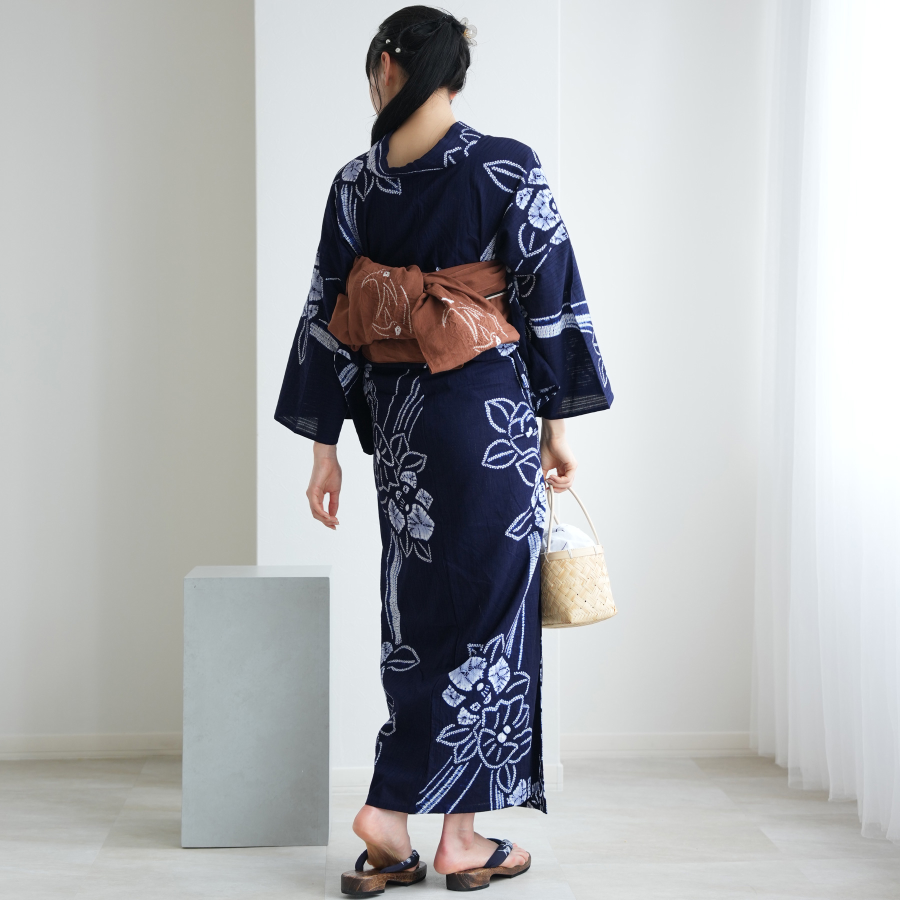 浴衣 レディース セット utatane 有松絞り 浴衣3点セット 名桐商店/ 染色 北條染工/生地 流れる椿 紺 極み フリーサイズ 浴衣セット（ゆかた・帯・下駄）の画像