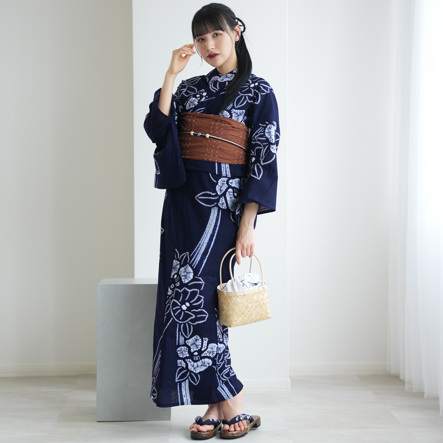 浴衣 レディース セット utatane 有松絞り 浴衣3点セット 名桐商店/ 染色 北條染工/生地 流れる椿 紺 極み フリーサイズ 浴衣セット（ゆかた・帯・下駄）の画像