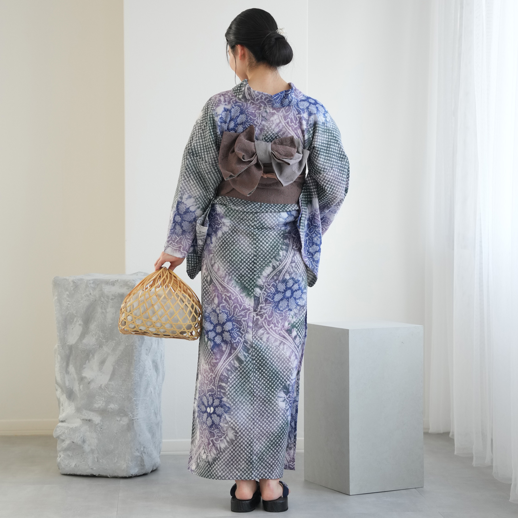 浴衣 レディース セット utatane 有松絞り 浴衣3点セット 緑に流れる青紫の花 特選シリーズ フリーサイズ  浴衣セット（ゆかた・帯・下駄）レトロの画像