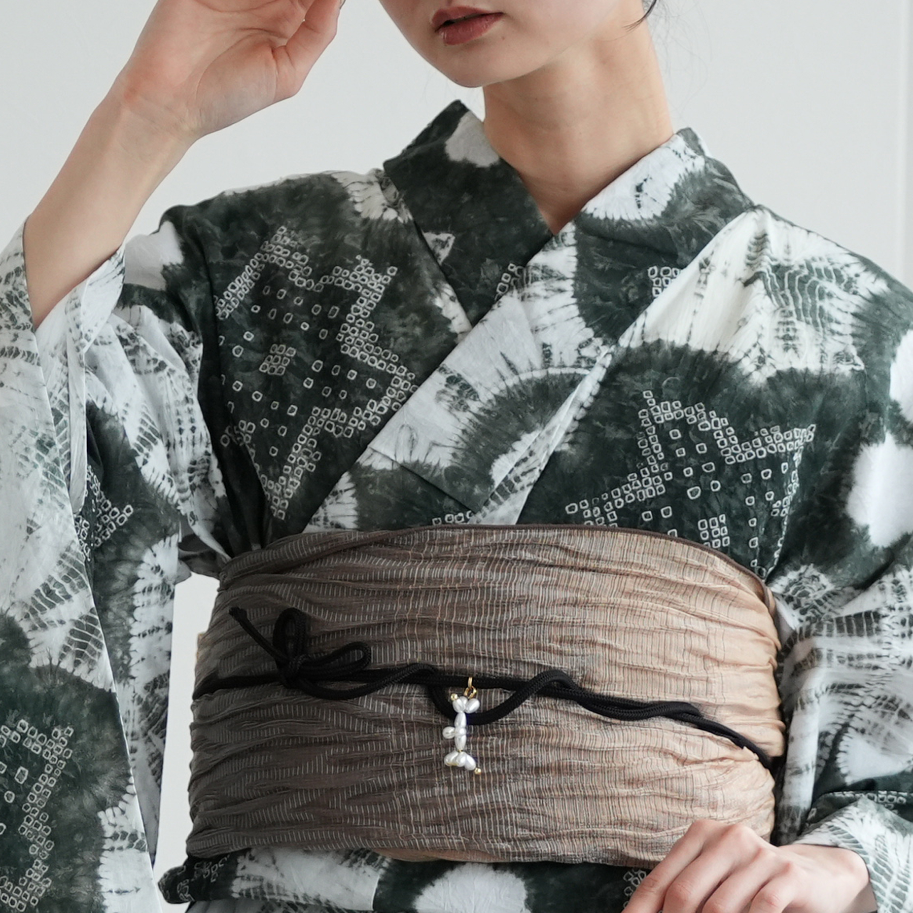 訳あり　有松絞りのセットアップ　ゆったりサイズ　変色あり utatane 浴衣 有松絞り浴衣3点セット 綿麻 白と濃紺の向日葵