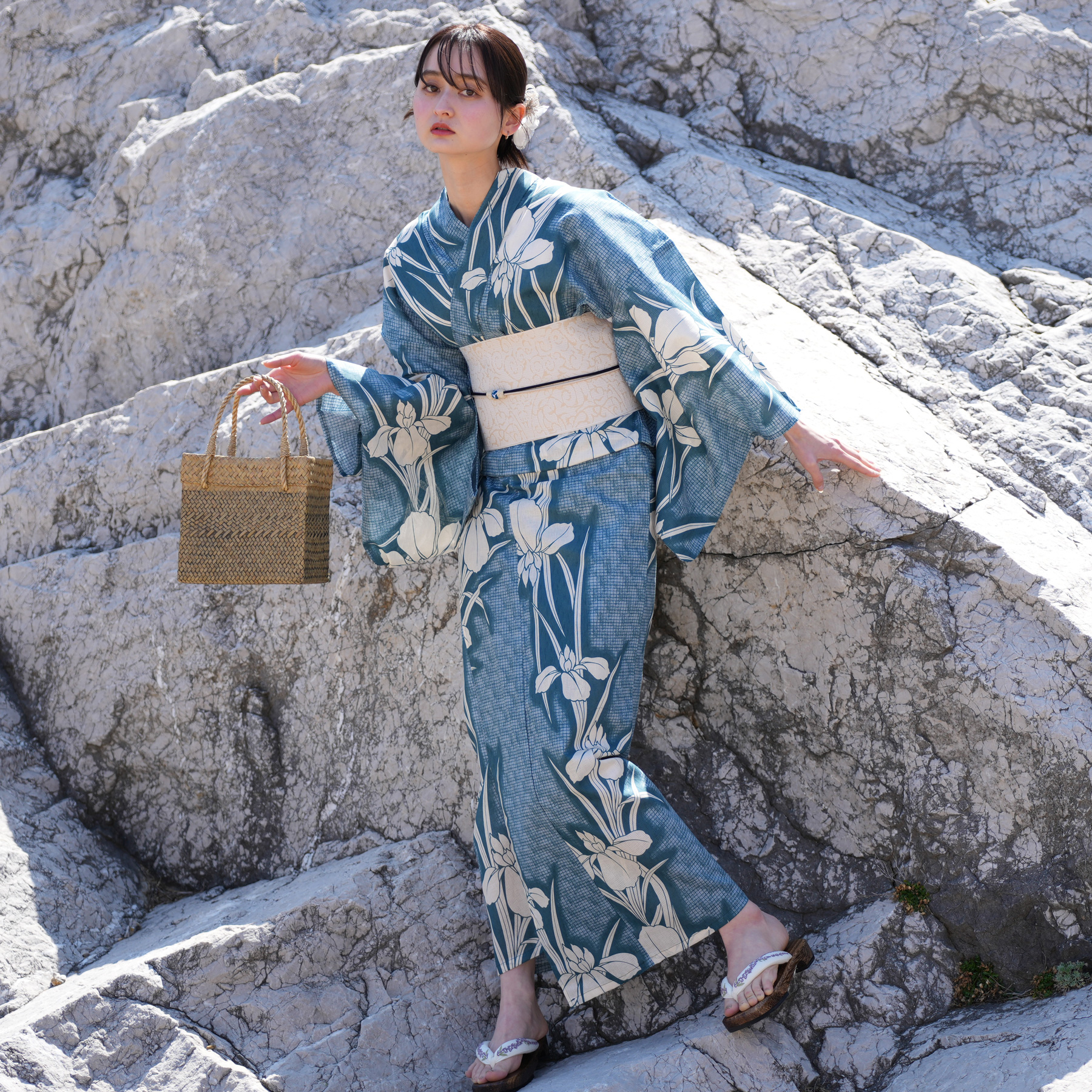 新品 utatane 浴衣3点セット 高級変わり織 国内染色 古典柄 伊勢海老 utatane 高級変わり織 浴衣3点セット ( ゆかた・帯・下駄 ) 白地