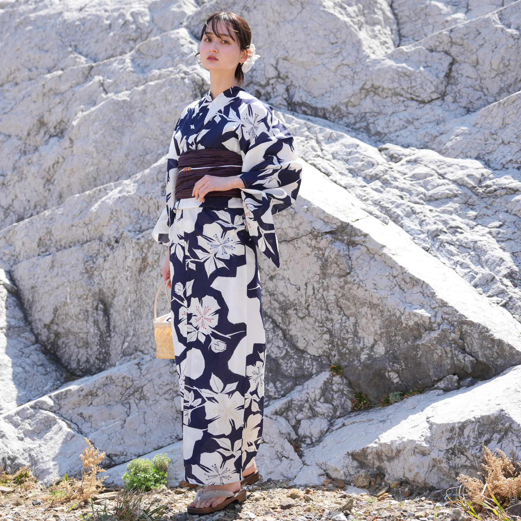 浴衣 レディース セット utatane 高級変わり織 浴衣3点セット 白地に紺の花切り絵 トール（165-175cm）Lサイズ 浴衣セット（ゆかた・帯・下駄）レトロ 高身長_画像2