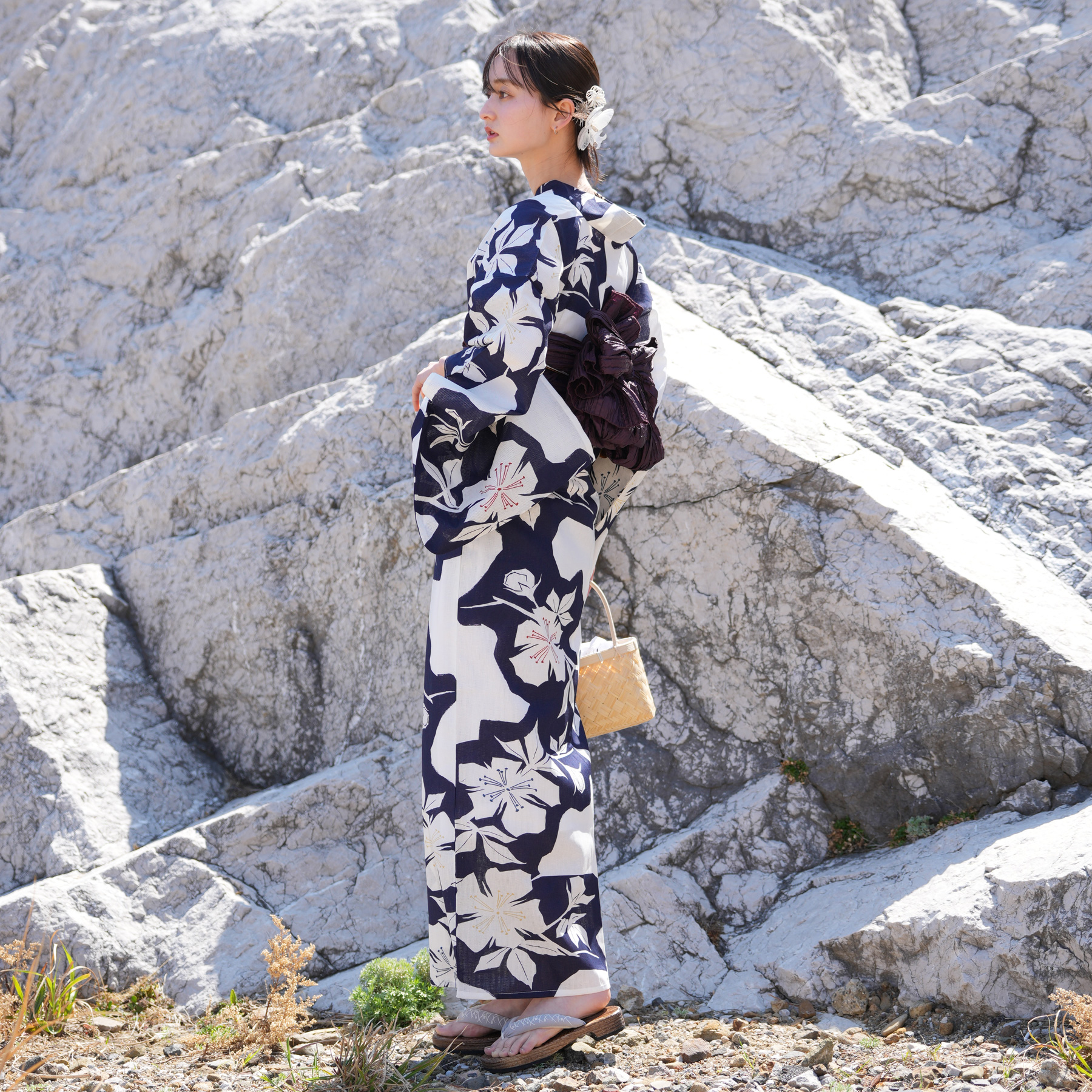 浴衣 レディース セット utatane 高級変わり織 浴衣3点セット 白地に紺の花切り絵 トール（165-175cm）Lサイズ 浴衣セット（ゆかた・帯・下駄）レトロ 高身長_画像3