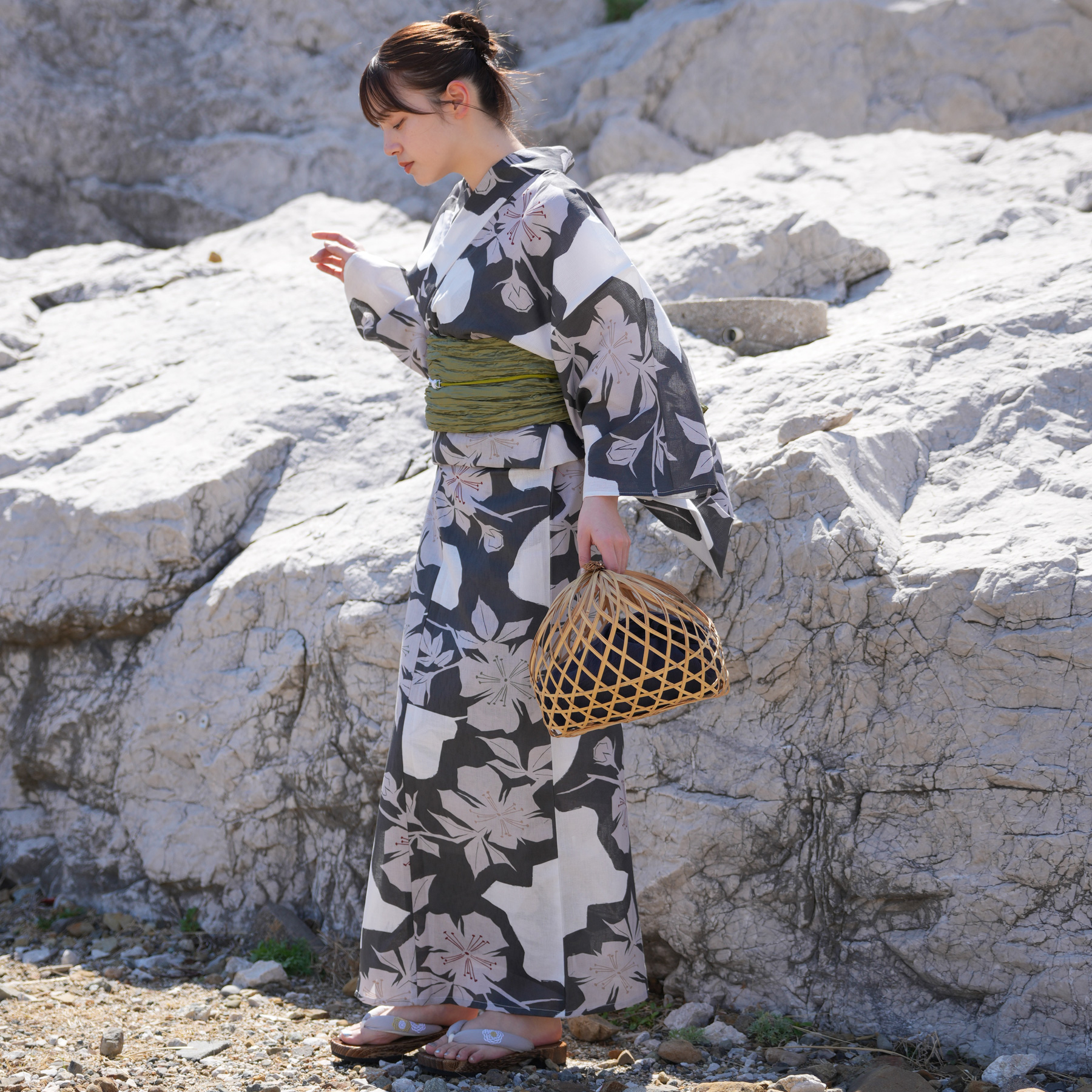 utatane ゆったり浴衣 楽天市場】【utatane 高級変わり織 浴衣3点セット 白地に紺の花