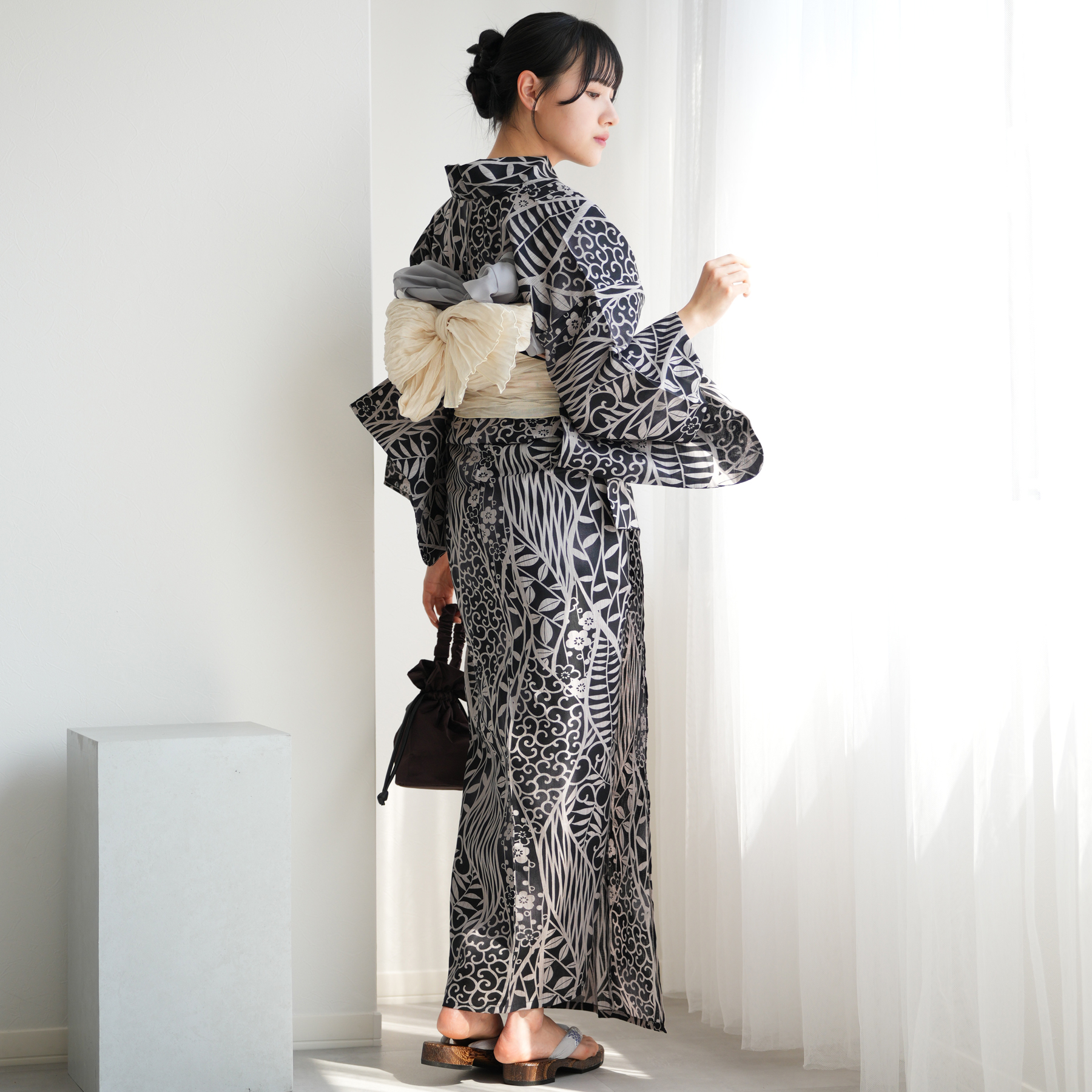 り*ー様 ニコアンティーク 高級変わり織 浴衣3点セット 黒地に鯉 り*ー様 ニコアンティーク 高級変わり織 浴衣3点セット 黒地に鯉