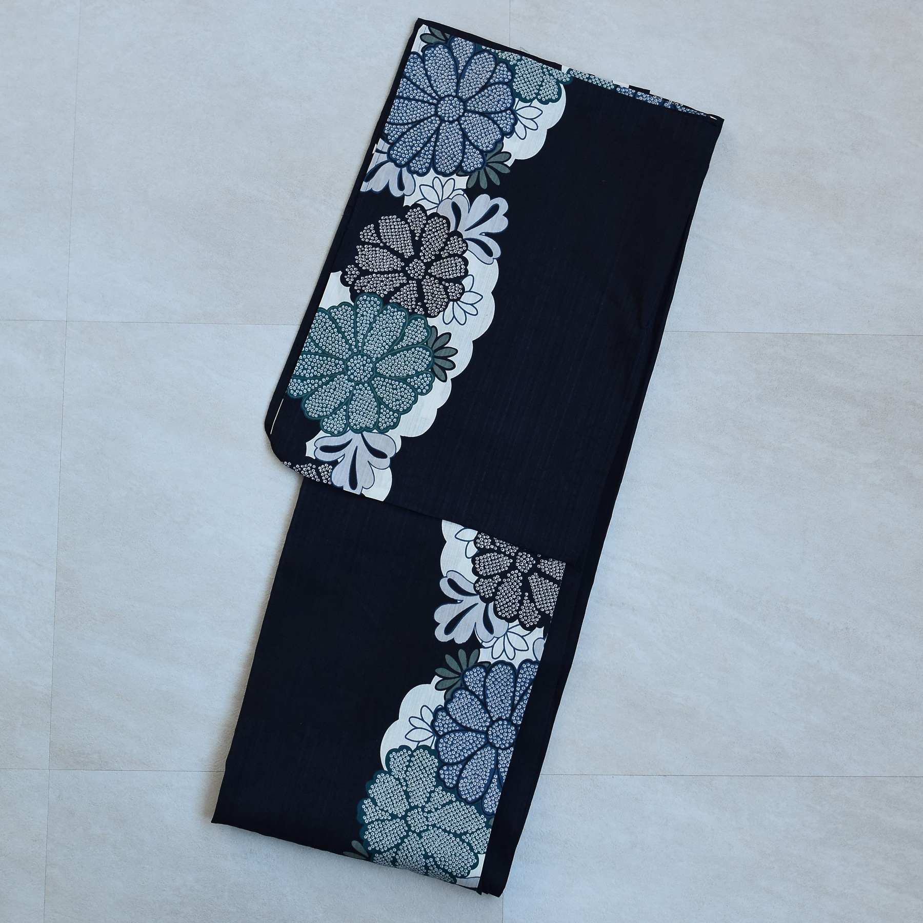 utatane 高級変わり織 浴衣3点セット 紺の広がる菊 楽天市場】【29％OFF】【utatane 高級変わり織 浴衣3点セット
