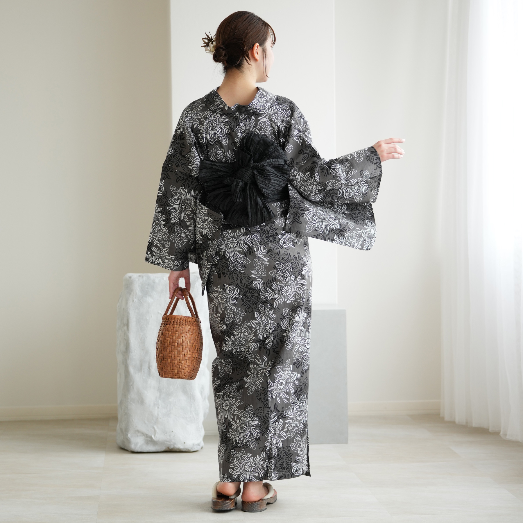 【新品】utatane 高級変わり織 浴衣3点セット 上品グレーの古典花 utatane｜utatane 高級変わり織 浴衣3点セット 上品グレーの古典