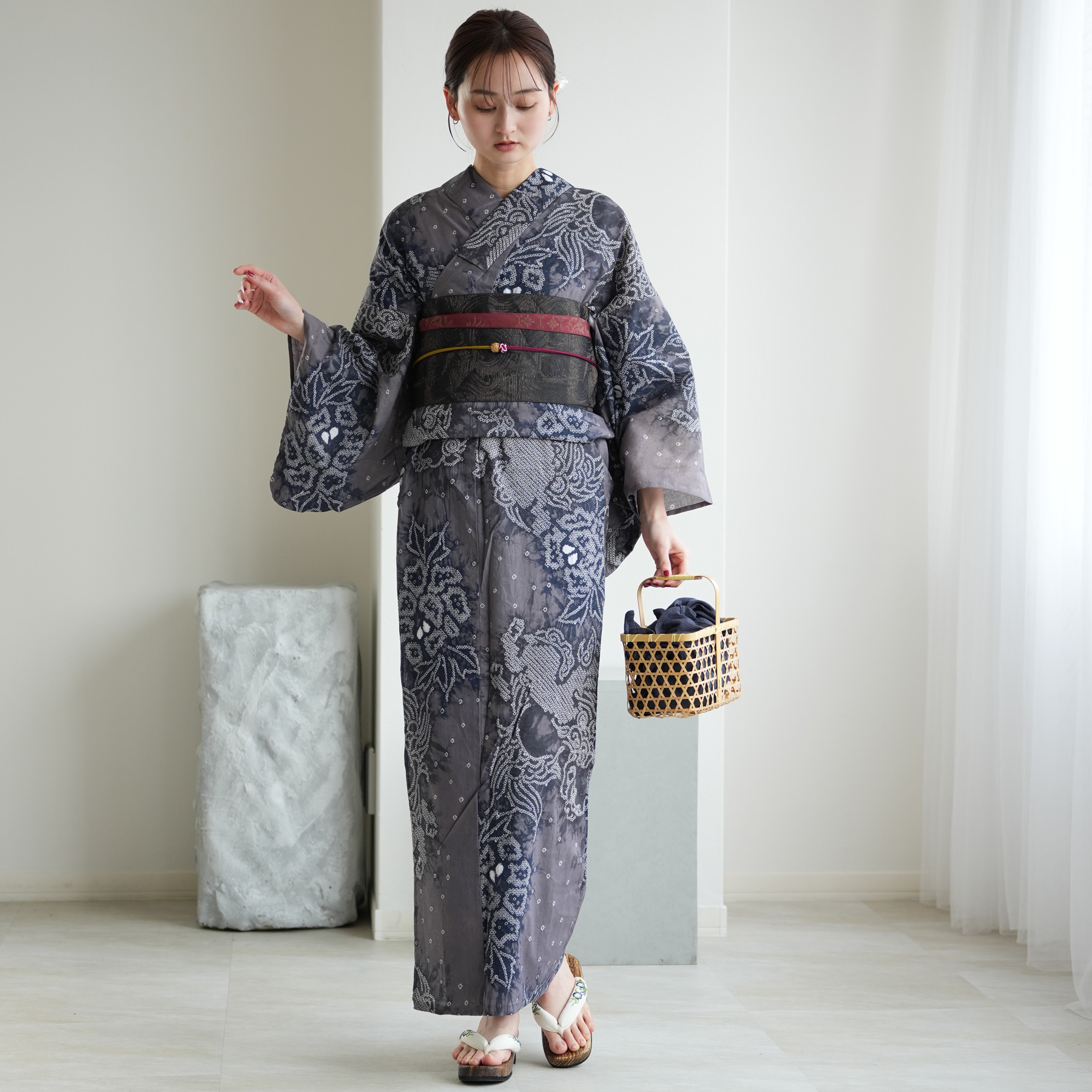 浴衣 レディース セット utatane 有松絞り 浴衣3点セット 藤影の唐獅子 フリーサイズ 伝統工芸 本染め コットン100％ 浴衣・帯・下駄 グレー 紺の画像