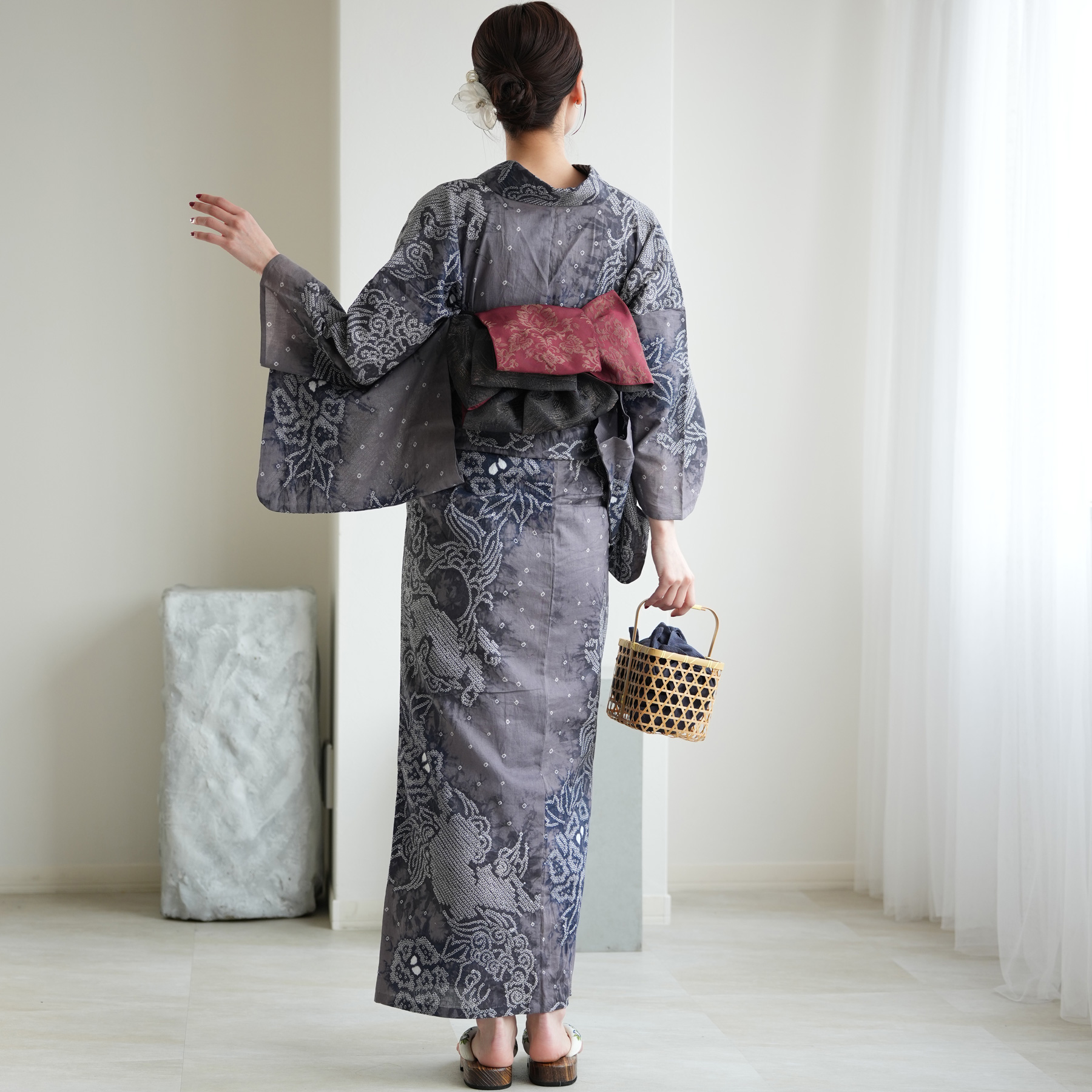 浴衣 レディース セット utatane 有松絞り 浴衣3点セット 藤影の唐獅子 フリーサイズ 伝統工芸 本染め コットン100％ 浴衣・帯・下駄 グレー 紺の画像