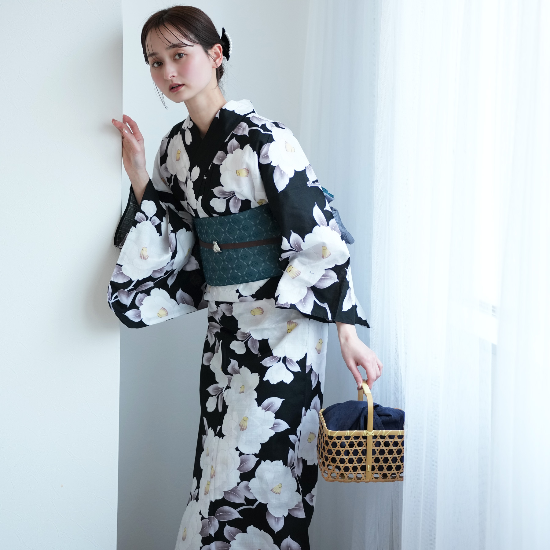 【浴衣3点セット】黒地に白紺百合 フリーサイズ 美品 新品未使用品 浴衣 レディース セット 高級変わり織 浴衣3点セット 黒地に透きとおる