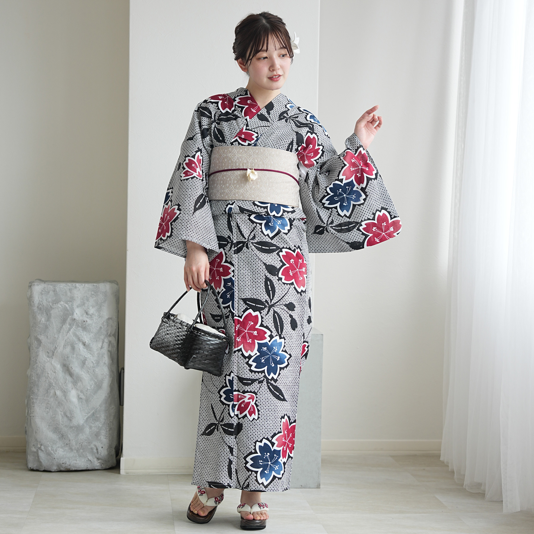 【浴衣 帯 下駄 3点セット】 白黒 花柄 浴衣 レディース セット 高級変わり織 浴衣3点セット 粋モダン 黒の