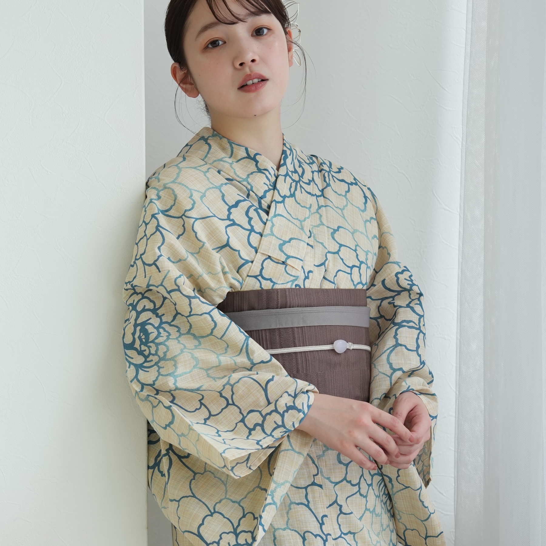 utatane 新作オリジナル 浴衣 帯 下駄セット ベージュに涼風ほの藍ぼたん utatane 浴衣 レディース セット 綿麻 高級変わり織 先染めベージュ