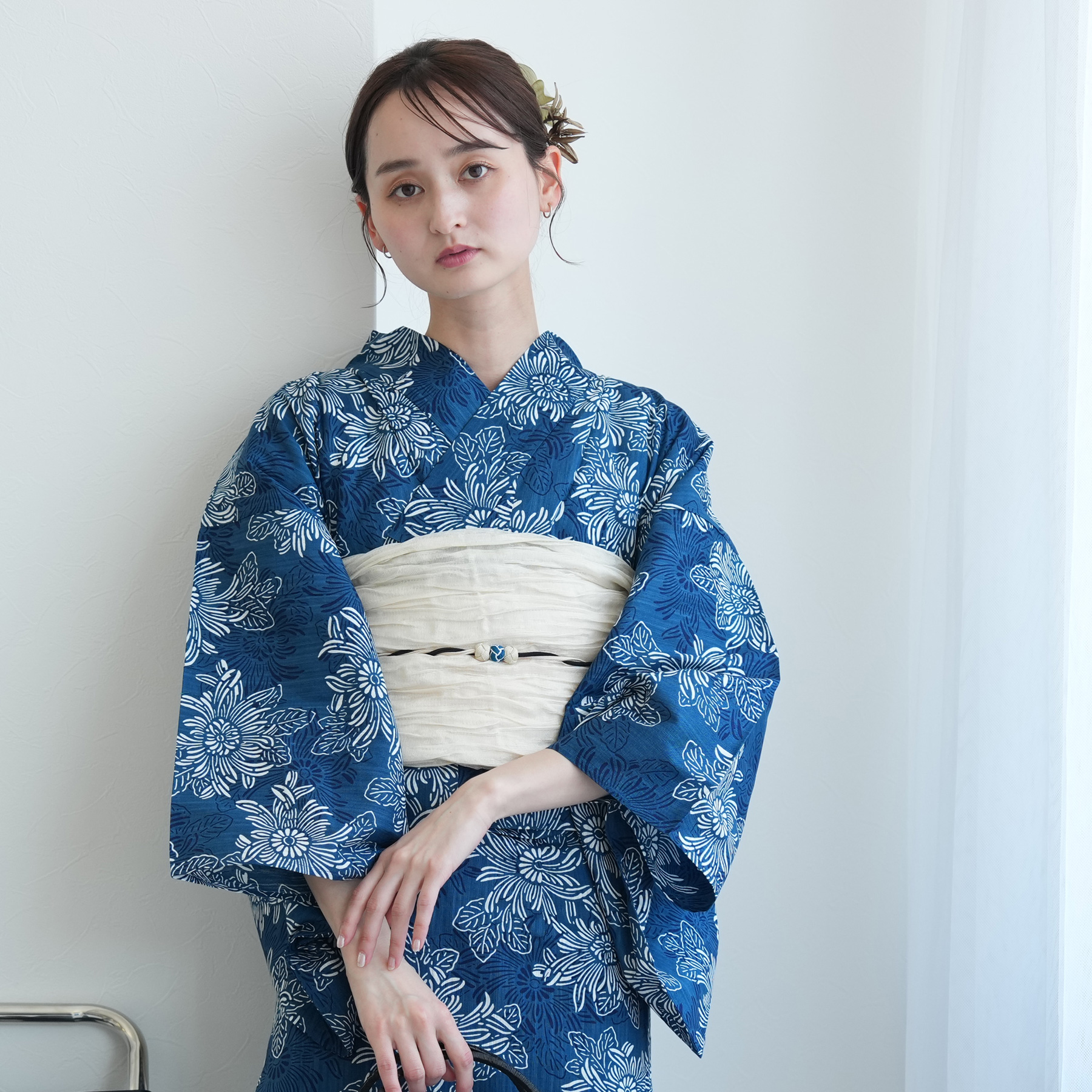 新品未使用　Utatane　浴衣セット(兵児帯・下駄)　白　青 浴衣 3点セット（浴衣/兵児帯/下駄） 白 青 黒 牡丹 花 モダン