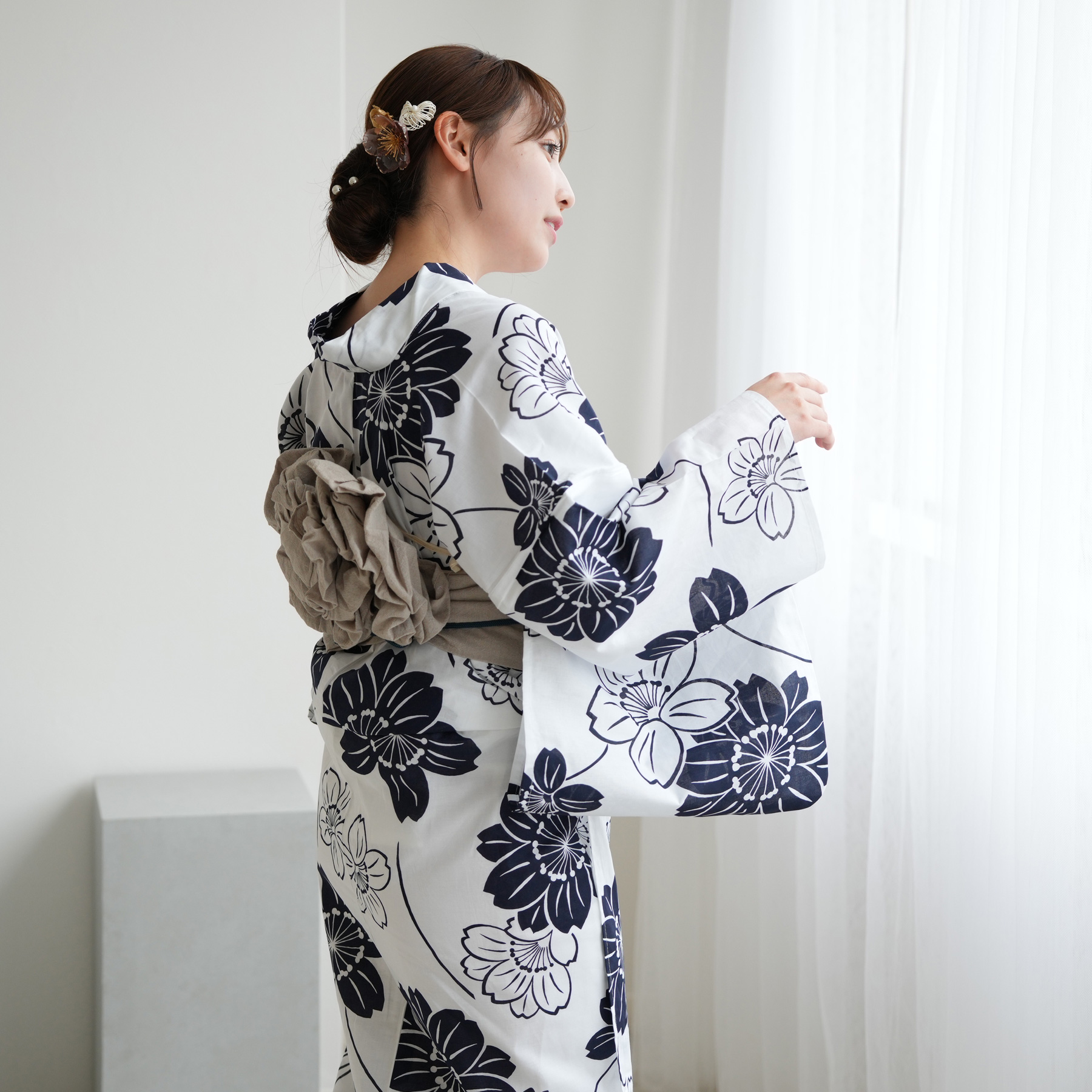 花柄 浴衣 白と紺 フリーサイズ レディース　大人浴衣　単品 tika_tk-ykik23148-onc30