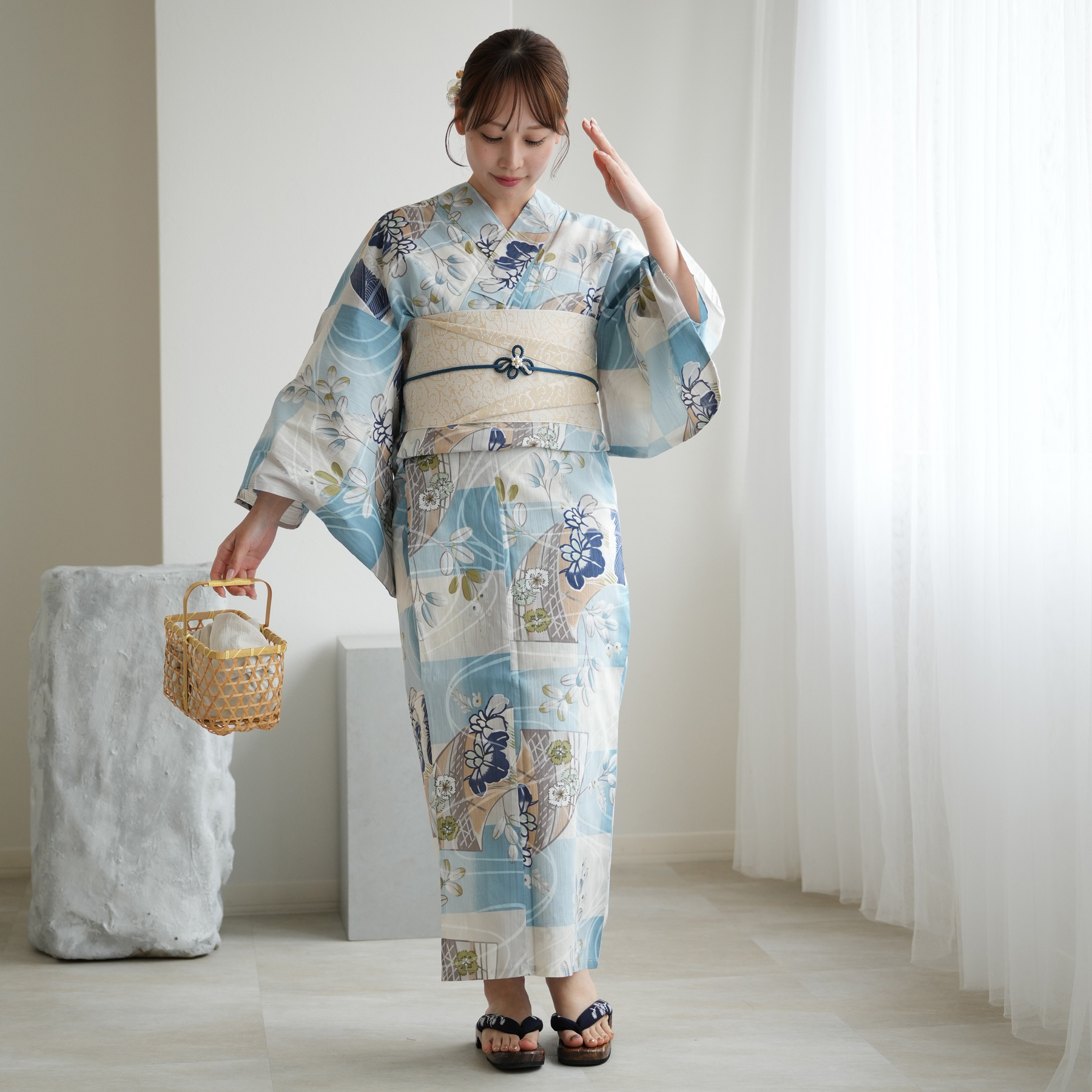 ★新品 浴衣と帯2点セット utatane 水色の市松に菖蒲 萩 撫子 アウトレット品 浴衣+帯2点セット 水色の市松と菖蒲】気になる人