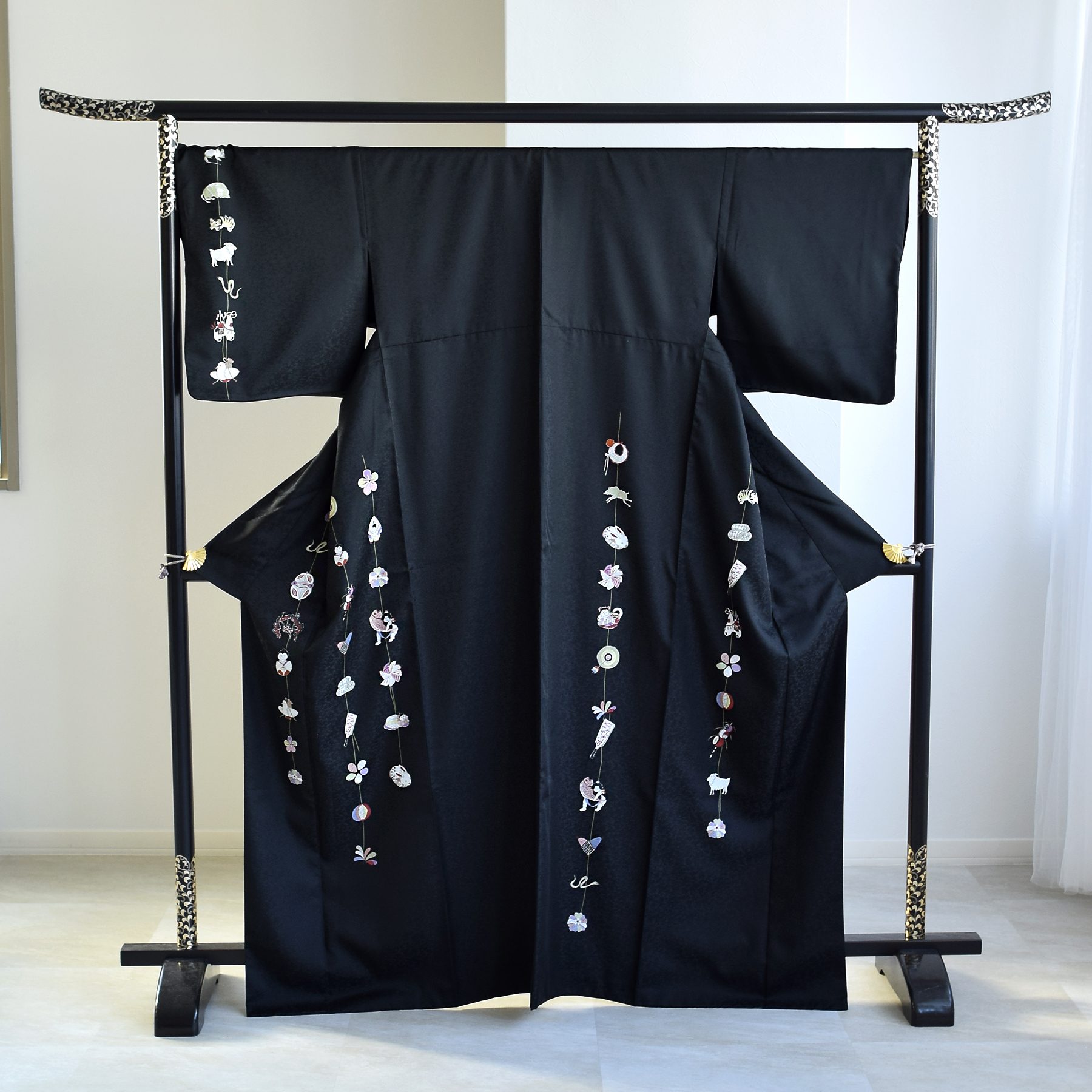 着物 袷 ポリ 単品 絵羽 ニコアンティーク 干支飾り・ブラック 黒 仕立て上がり 袷 附下風 日本製 レトロ レディース ポリエステル つるし飾り柄 干支 吉兆柄の画像