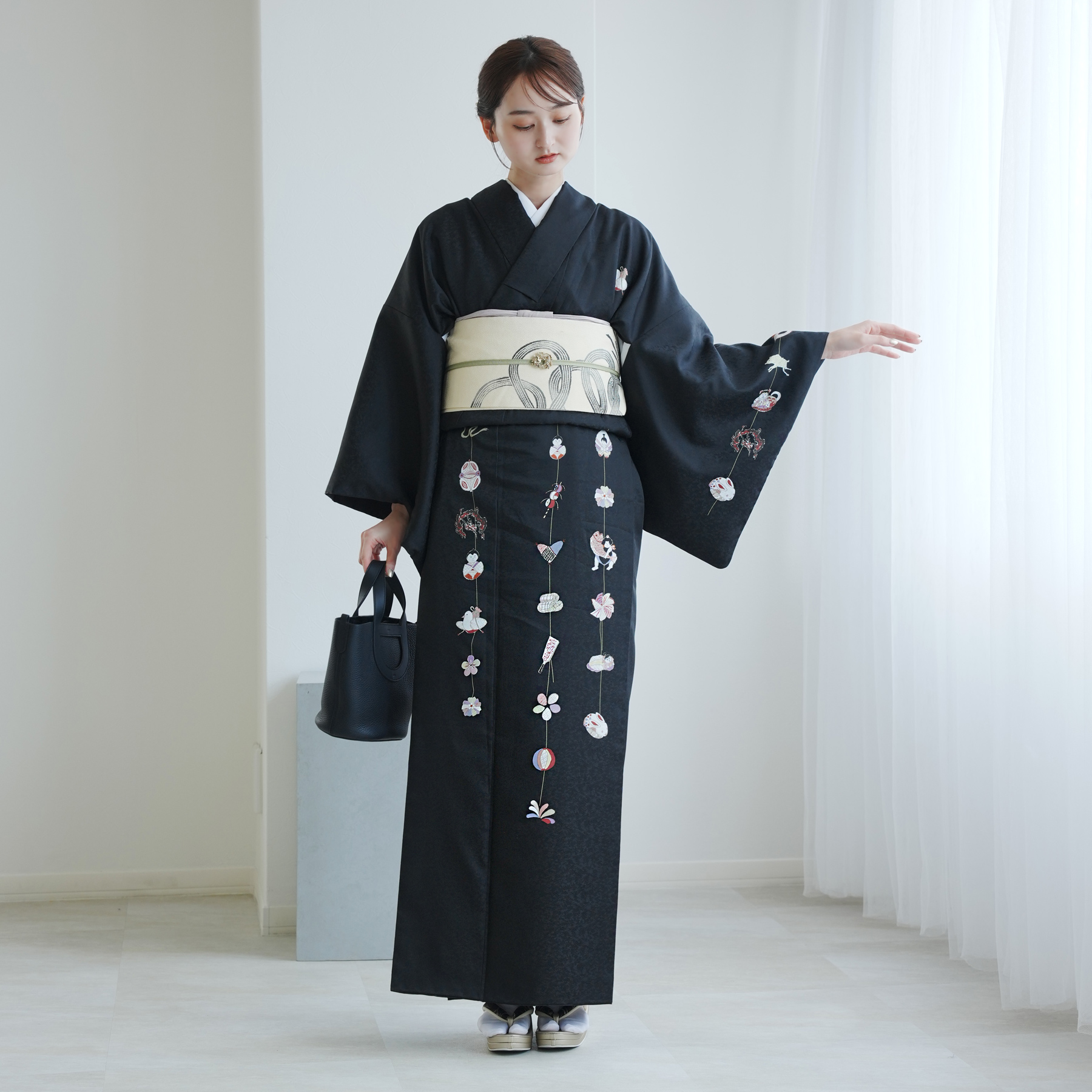 着物 袷 ポリ 単品 絵羽 ニコアンティーク 干支飾り・ブラック 黒