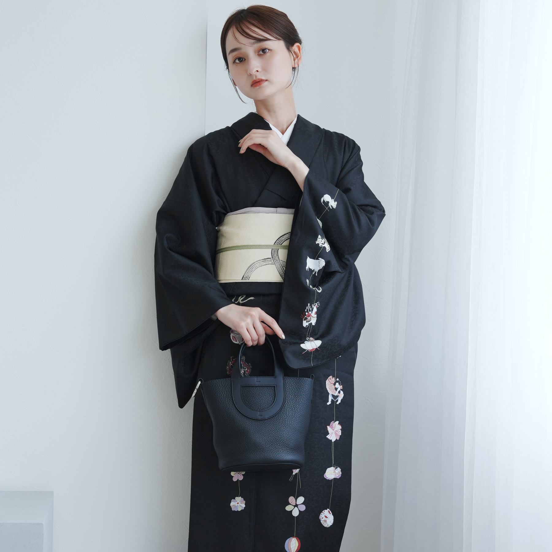 着物 袷 ポリ 単品 絵羽 ニコアンティーク 干支飾り・ブラック 黒 仕立て上がり 袷 附下風 日本製 レトロ レディース ポリエステル つるし飾り柄 干支 吉兆柄の画像